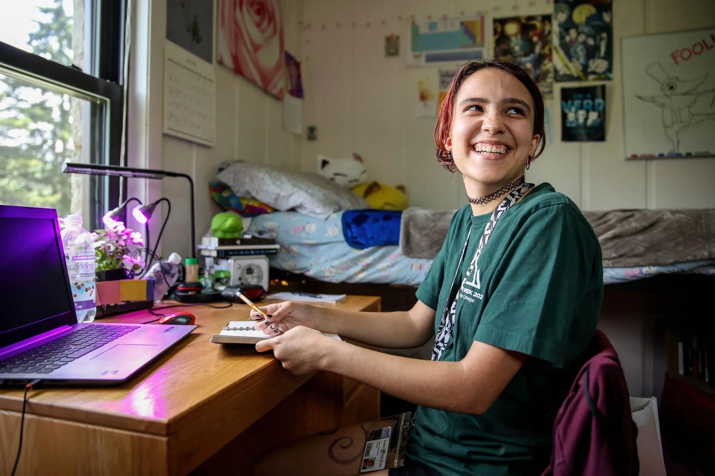 Dayna Cocciolone sits at her desk in Bentley
Hall and shares a laugh with her roommate.
