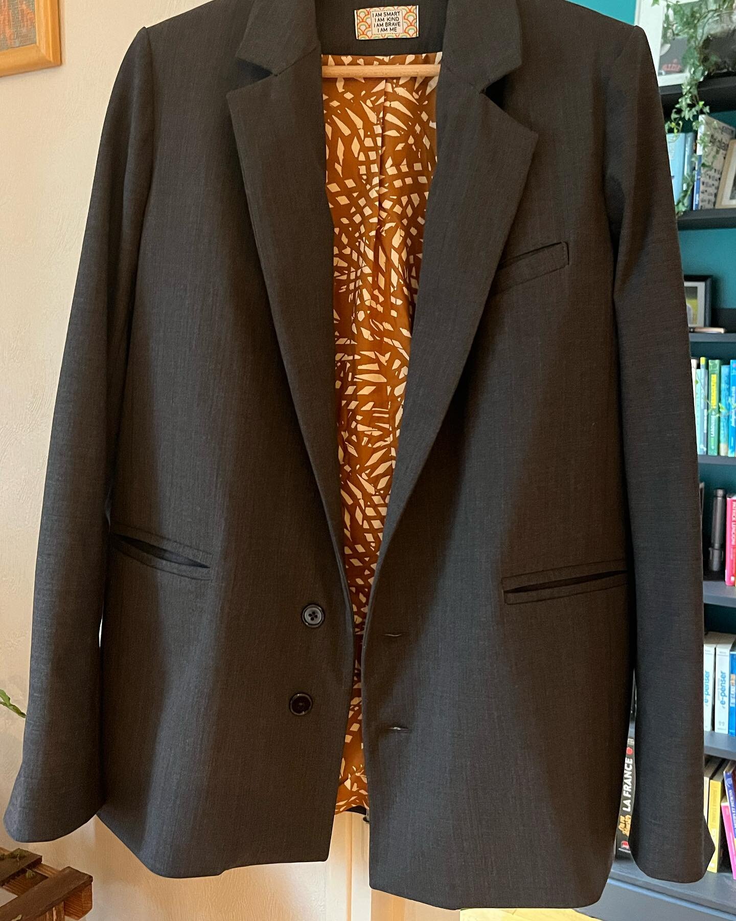 🎃 VESTE ARTESANE ! 

Seconde veste artesane ! Elle a &eacute;t&eacute; r&eacute;alis&eacute;e dans une laine m&eacute;lang&eacute;e de chez @lescouponsdesaintpierre, la doublure du corps de veste vient de chez @atelierbrunette. Boutons et doublure d