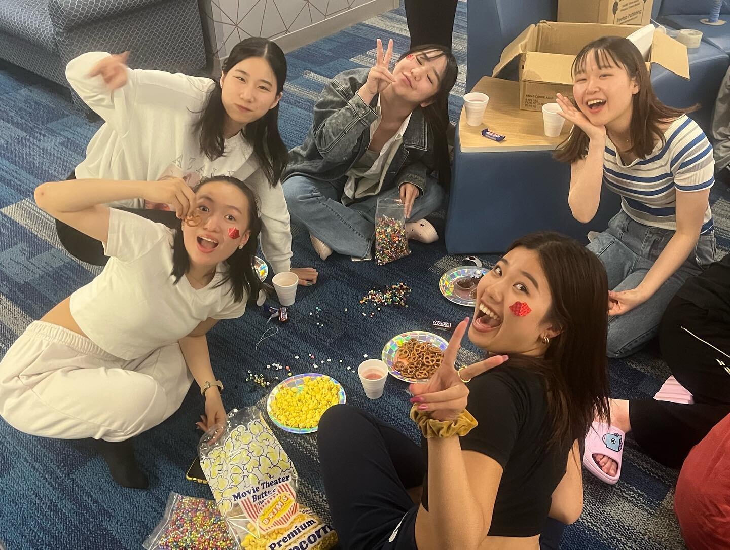 Students are feeling ✨bejeweled ✨after getting to spend an evening making friendship bracelets with RAs Lauren and Amelia, inspired by @taylorswift and her #erastour ✨ They&rsquo;re going to make our whole campus shimmer!