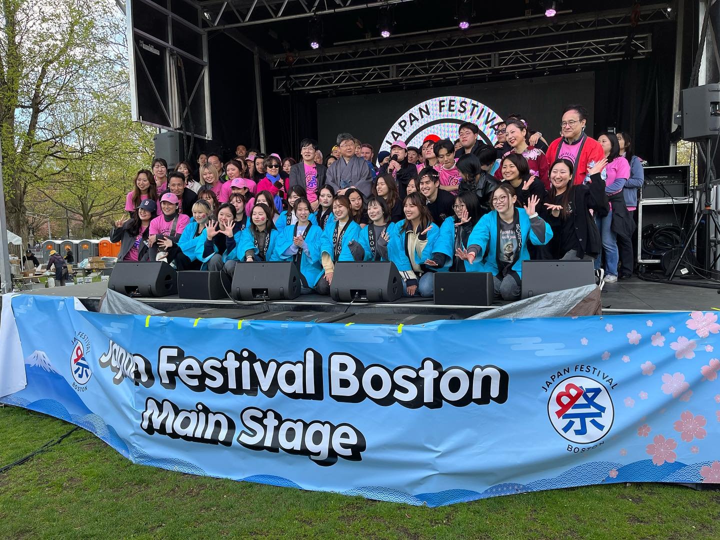 Thank you to all of our students who volunteered at the Japan Festival! Over the course of two days, more than 100 Showa Boston students supported the Japan Festival, which included helping with crowd control, raffles, and more! Students used their E