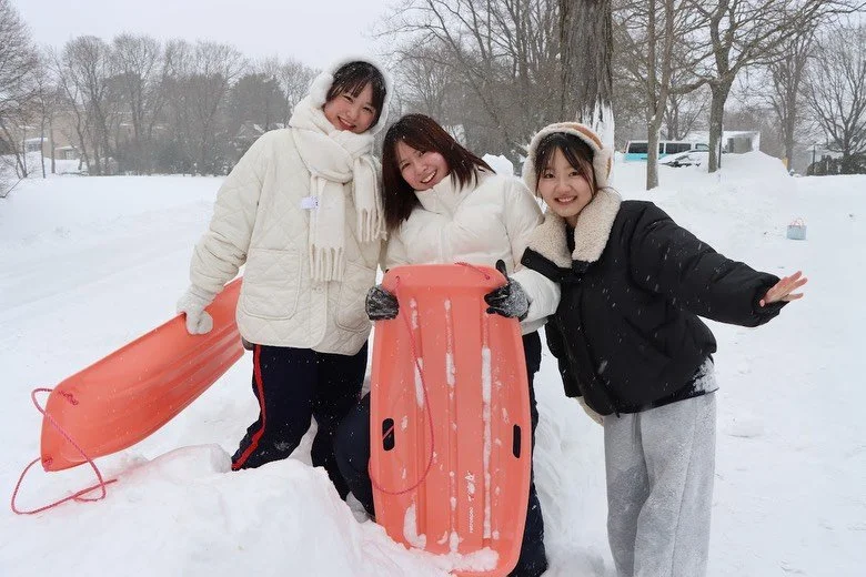 It&rsquo;s a snow day! ❄️ Showa Boston students are enjoying the weather and taking advantage of the hills around our campus to go sledding. We hope that you will stay warm and make the most of the snow! ☃️