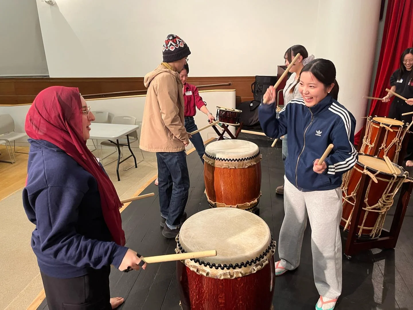 Showa Boston recently collaborated with the Wellesley College Aiko Club for a night of taiko performance and demonstration. Club members from Wellesley College performed for participants and then led a workshop about how to play taiko. Thank you to t