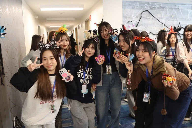 Happy Halloween! Showa Boston students enjoyed the holiday by trick-or-treating with our faculty and staff. 🎃