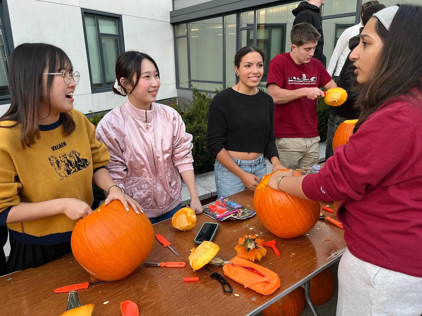 Students recently visited UMass Amherst&rsquo;s campus at Mt. Ida for a pumpkin carving activity. During the event, Showa Boston students and UMass students were able to chat and make friends while carving pumpkins and getting into the Halloween spir