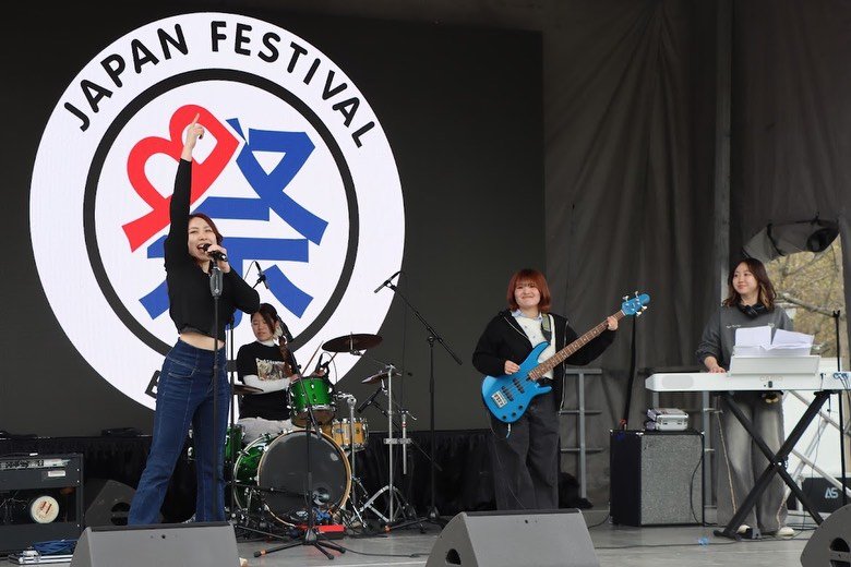 Showa Boston had a busy April as we returned to the Japan Festival on the Boston Common. Students supported the Festival as volunteers, assisting with tasks ranging from line management to selling raffle tickets and working with children. Our soran b