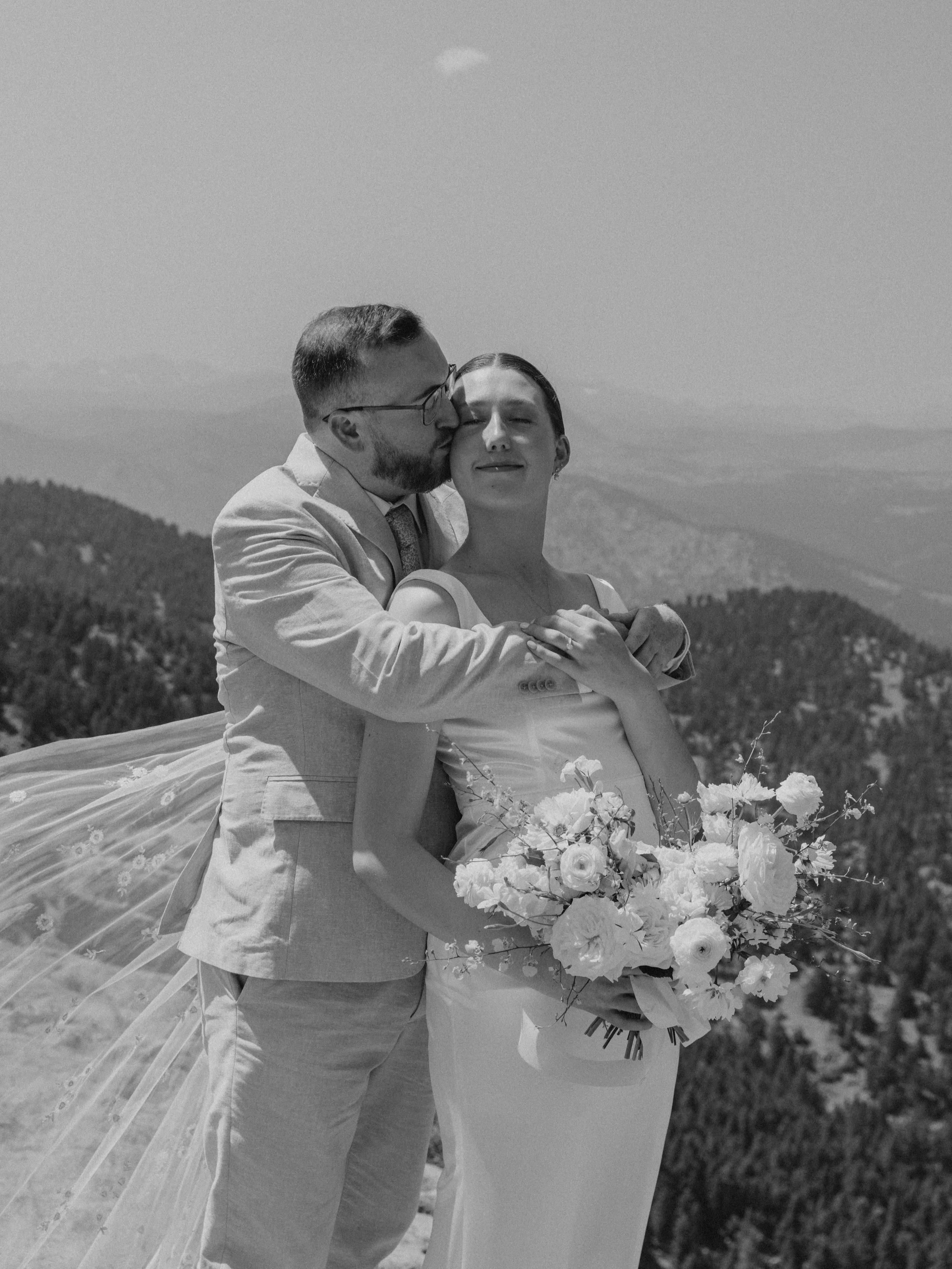 SneakPeek-JoKuleszaWeddings-MaddyStephen-14.jpg