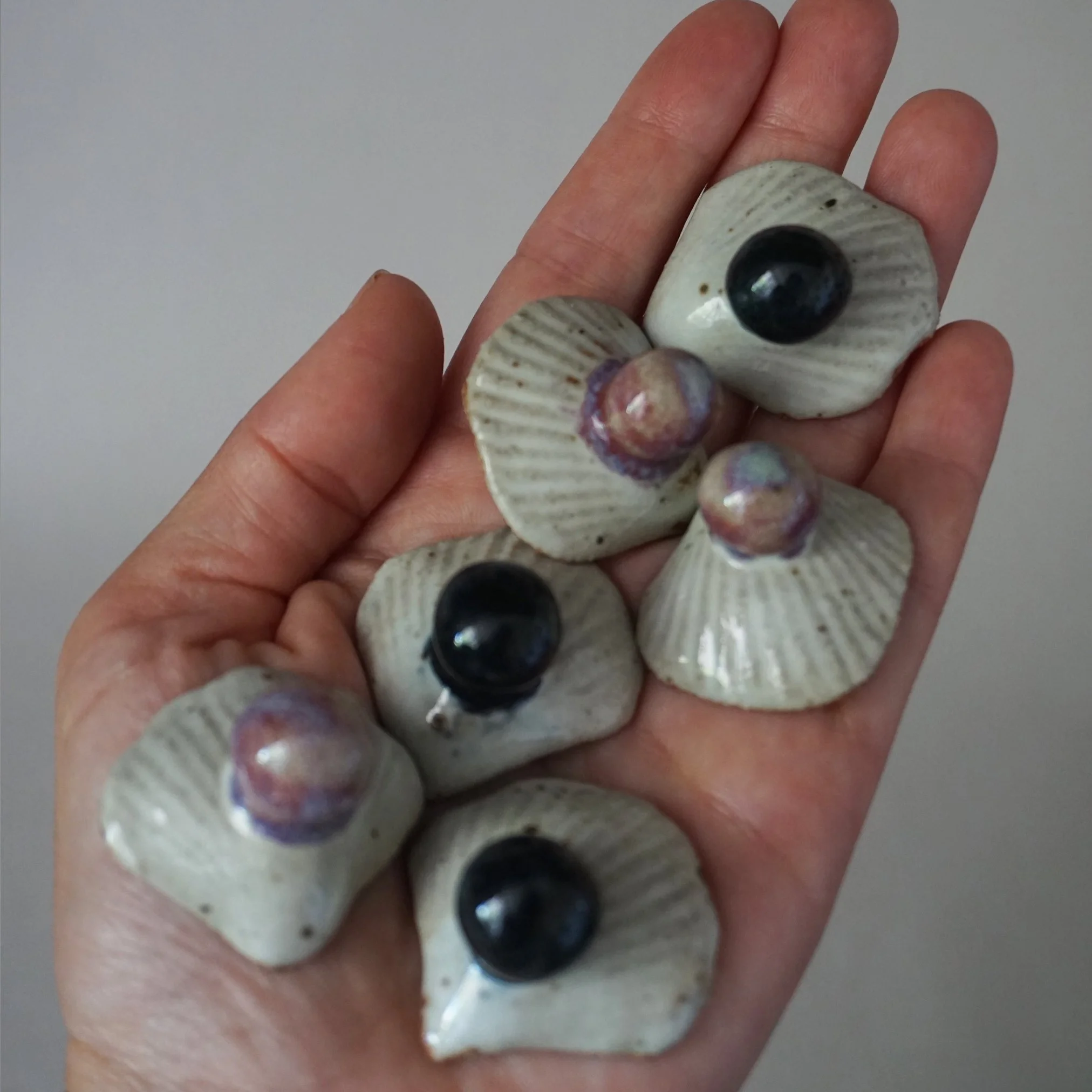 Black & m o pearl small pearl ring holder.jpg