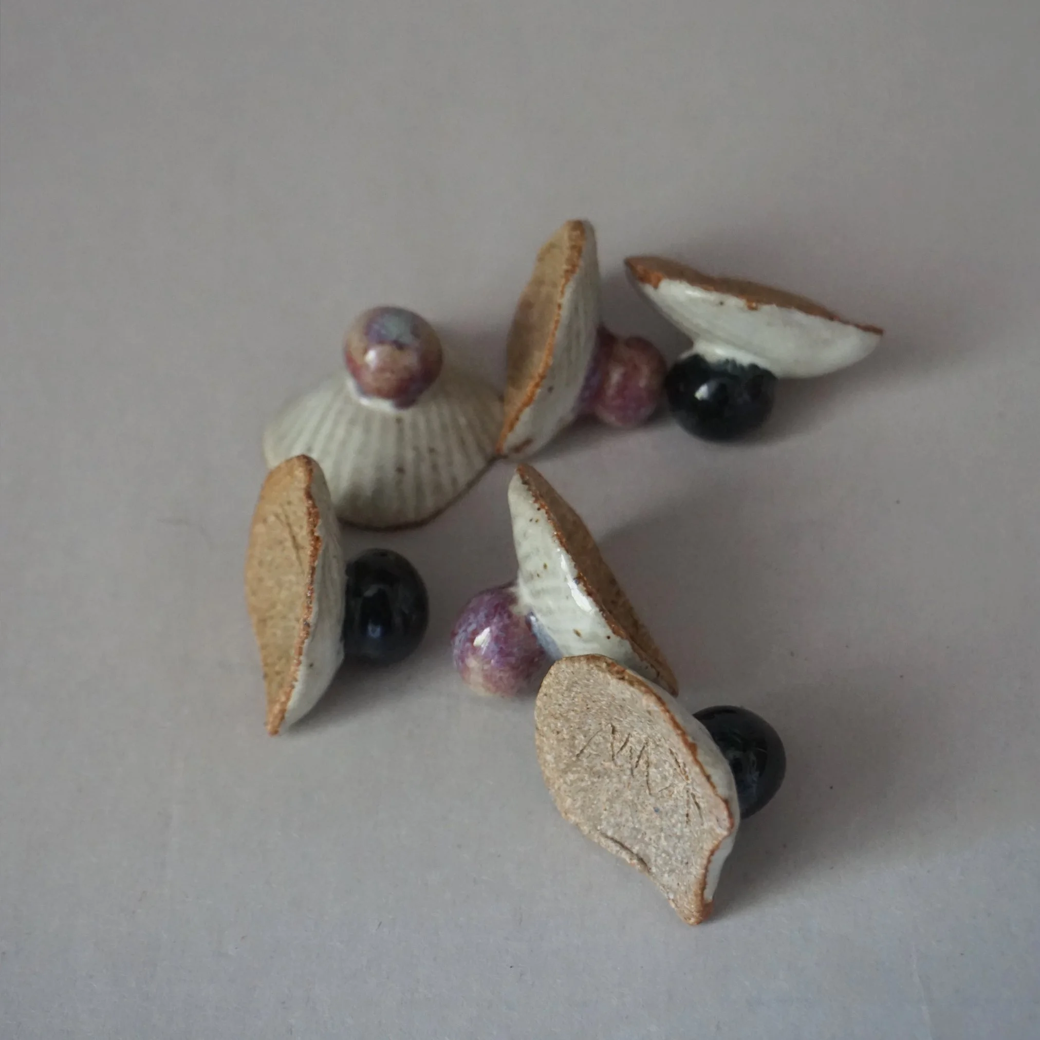 Black & m o pearl small pearl ring holder2.jpg