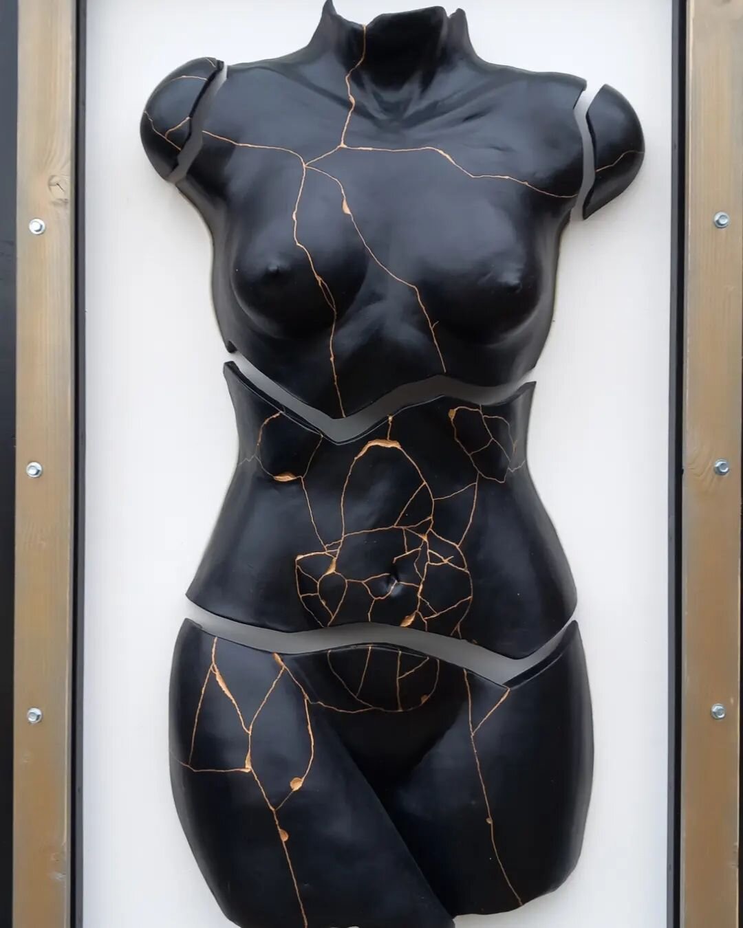 LIFE.One of my favourite Kintsugi sculptures.  Was painstakingly and with love put back together after it exploded in kiln. 

#Kintsugi #art #sculptures #femaleform #ceramics #love #mentalhealth #artforsale #blackandgold #bangorni