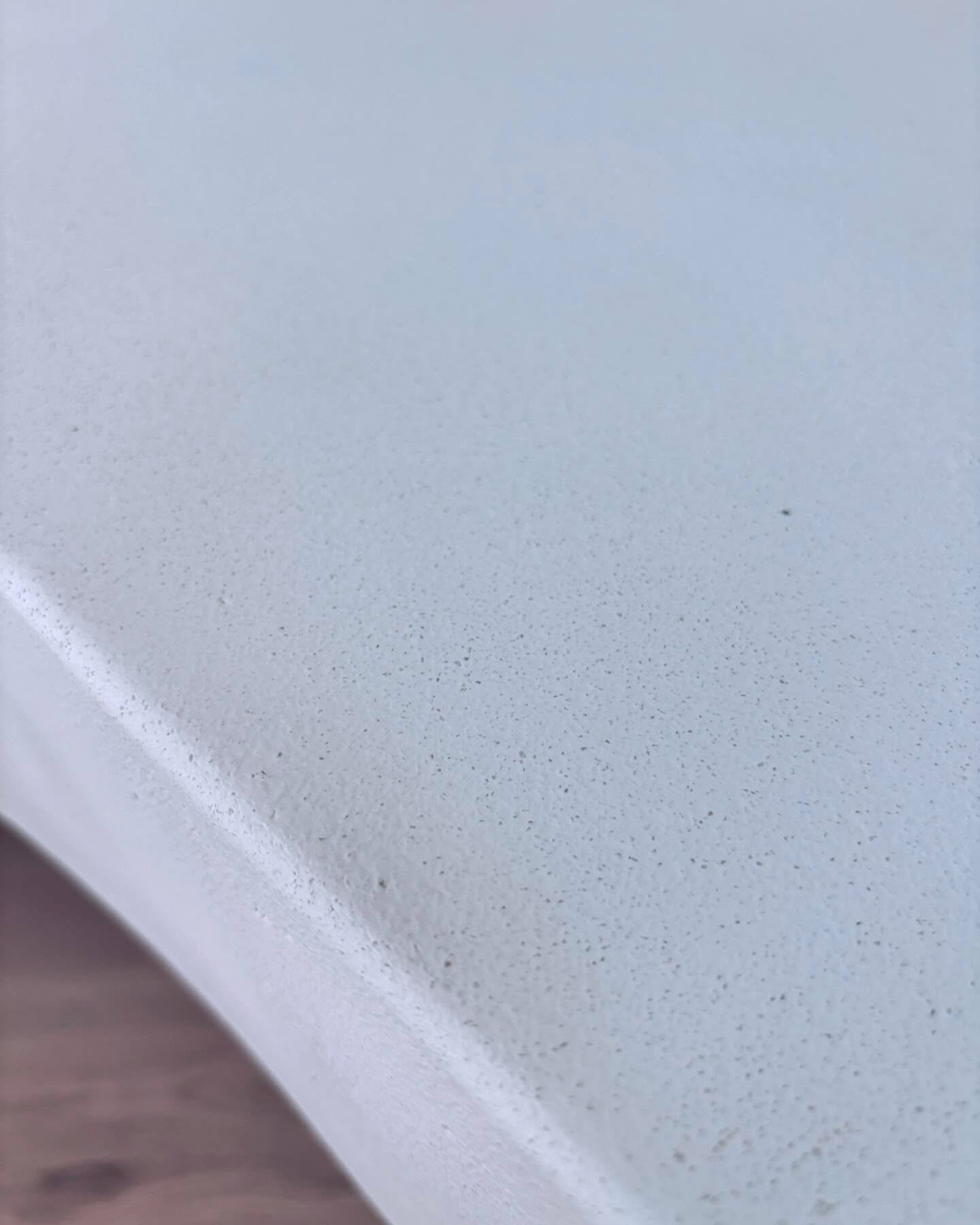 Durable Microstone bench top backed by a lime plaster TV feature wall &hellip;#microcement #tvroom #limeplaster #artisan #sunshinecoast #brisbaneinteriors #architecturalfinishes #interiordesign #interiorssunshinecoast #wallfinishes #noosa #noosainter