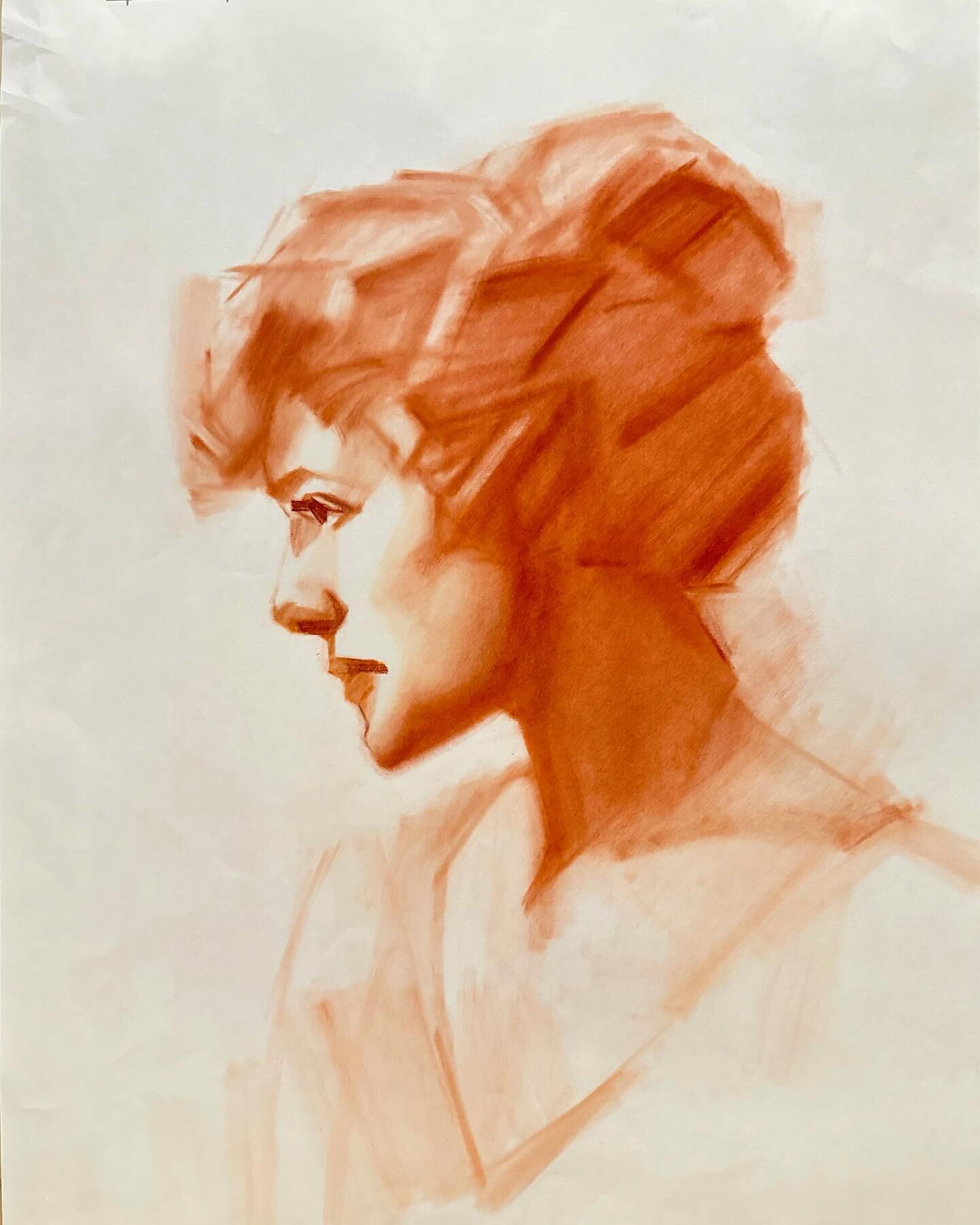 ✍️ Diving into the depths of red chalk magic with @mianoacademy 
⁣
This vintage portrait holds a special place in my heart ❤️ ⁣
⁣
See the evolution of light and shadow as they dance gracefully across the drawing, capturing the essence of gentle energ