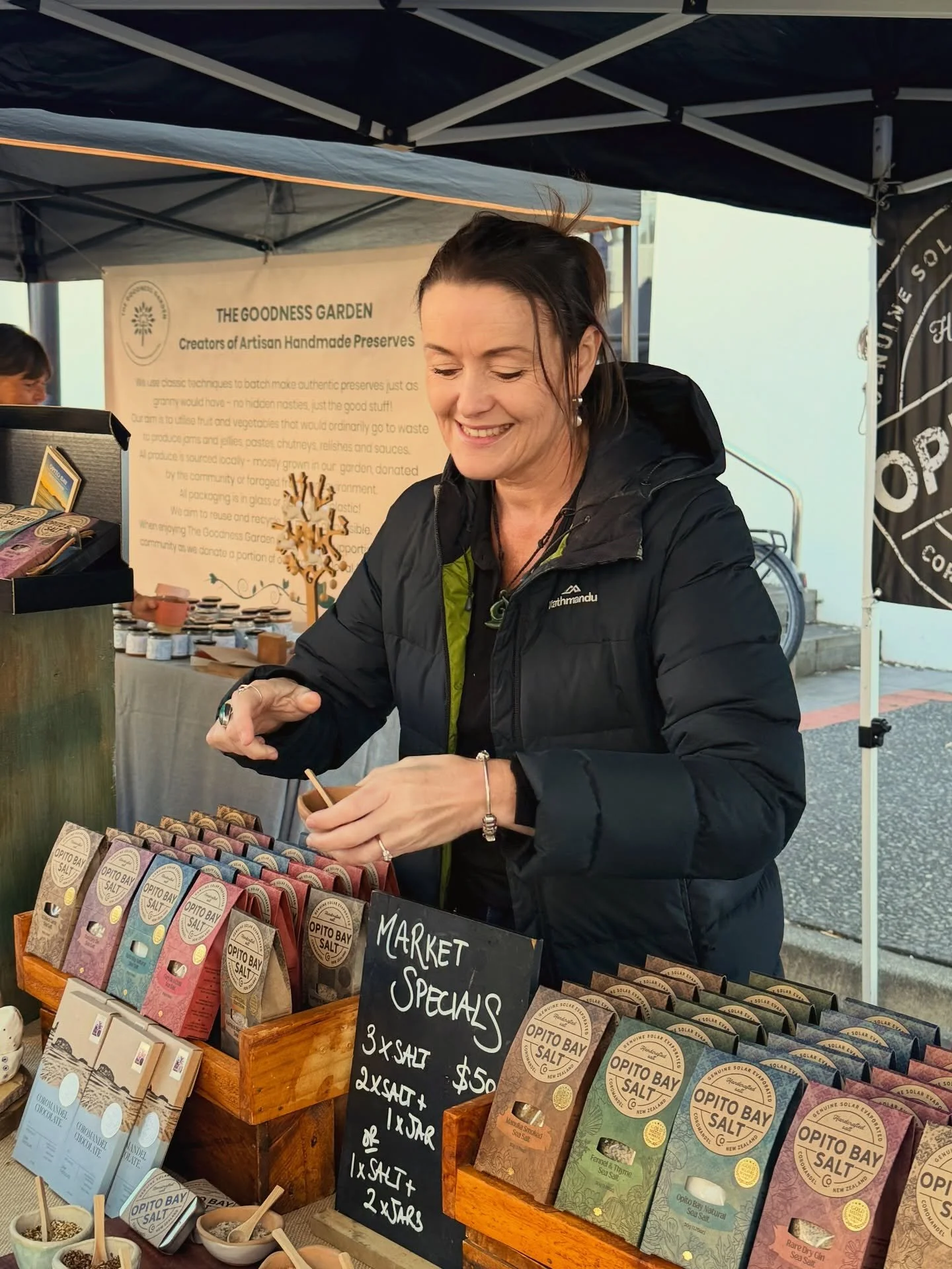 What a great weekend at both the @napierurbanfarmersmarket and @hawkesbayfarmersmarket thanks too all you lovely people that stopped by to say hello, sample our sea salt, and too those who took some home😃👍.
.
.
.
#naturalseasalt #opitobaysaltco #co