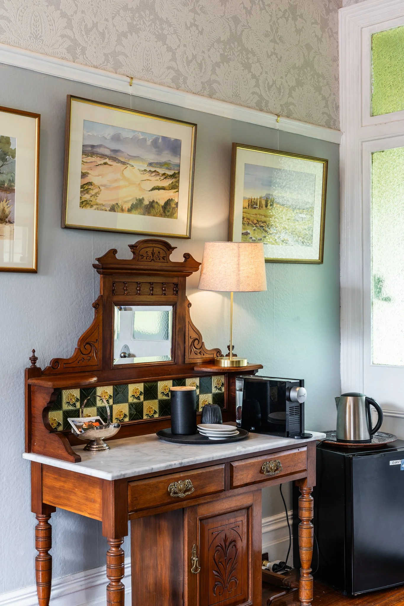 Foyer with coffee facilities and bar fridge. Photo by simone.g imagery