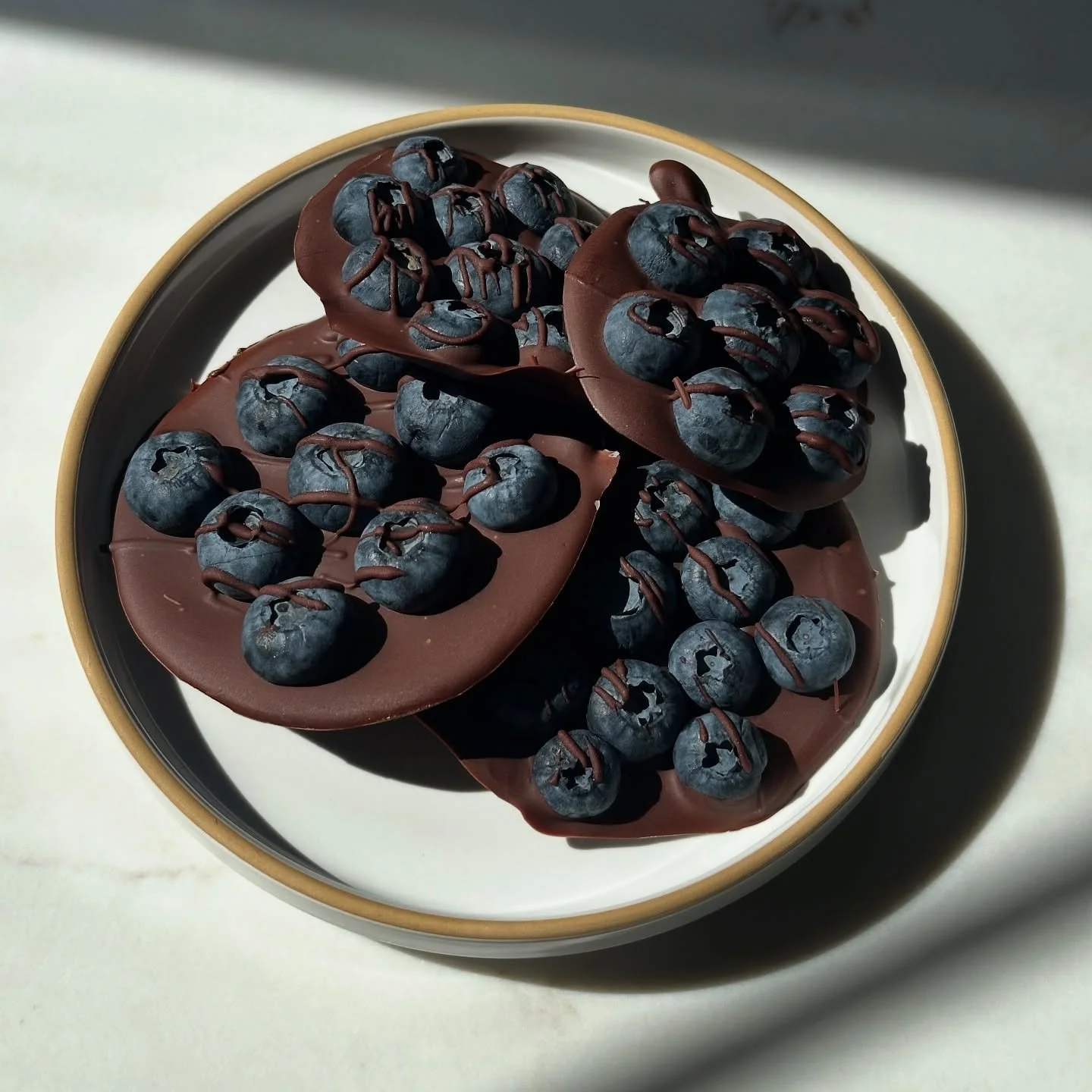 🫐🍫😋&hellip;

3 ingredient Dark Chocolate Blueberry Bites to satisfy that post-dinner sweet tooth! 

Just melt some dark chocolate with a teaspoon of coconut oil, spread onto wax paper, place your blueberries on top, and chill until set. 

.
.
.

#