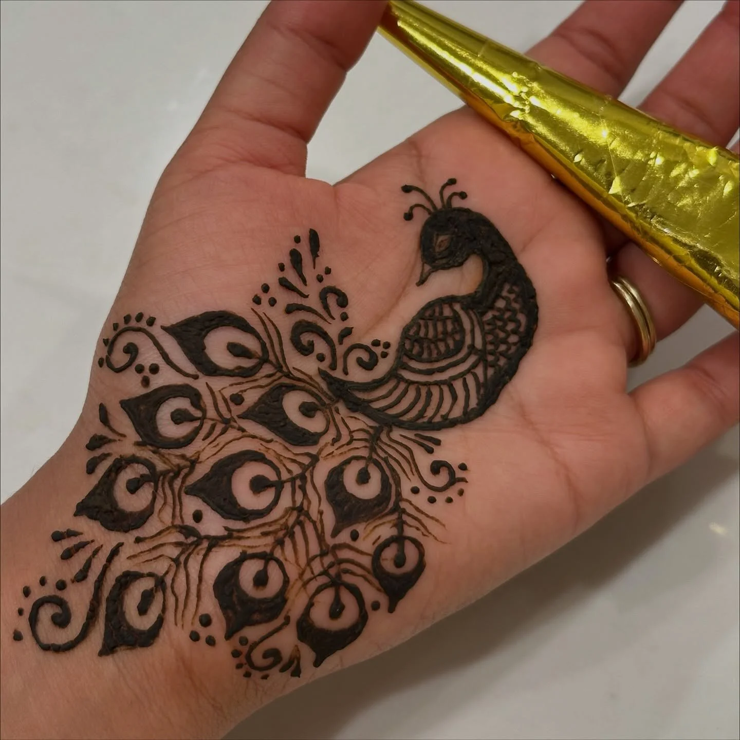 🪔✋🏾🌱&hellip;

Some mehndi practice from last night to ring in the beautiful holiday of Diwali 🫶🏾 Wishing everyone a bright and joyous Diwali🌸

Continue to spread kindness, creativity, light and unity 🪔

#mehndi #diwali