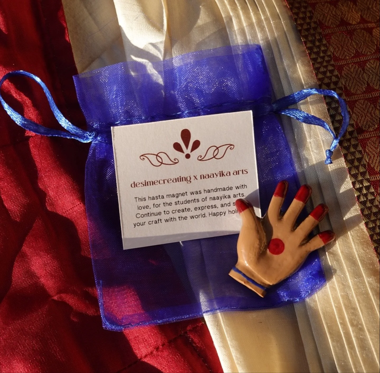 ✋🏾🧲💃&hellip;

In Bharatanatyam (Odissi, Kathak and Kuchipudi), our hastas (or mudras) tell stories, convey emotions, or depict objects. Alta, the red dye, is applied to highlight movements and symbolize auspiciousness. 

I started making these mag