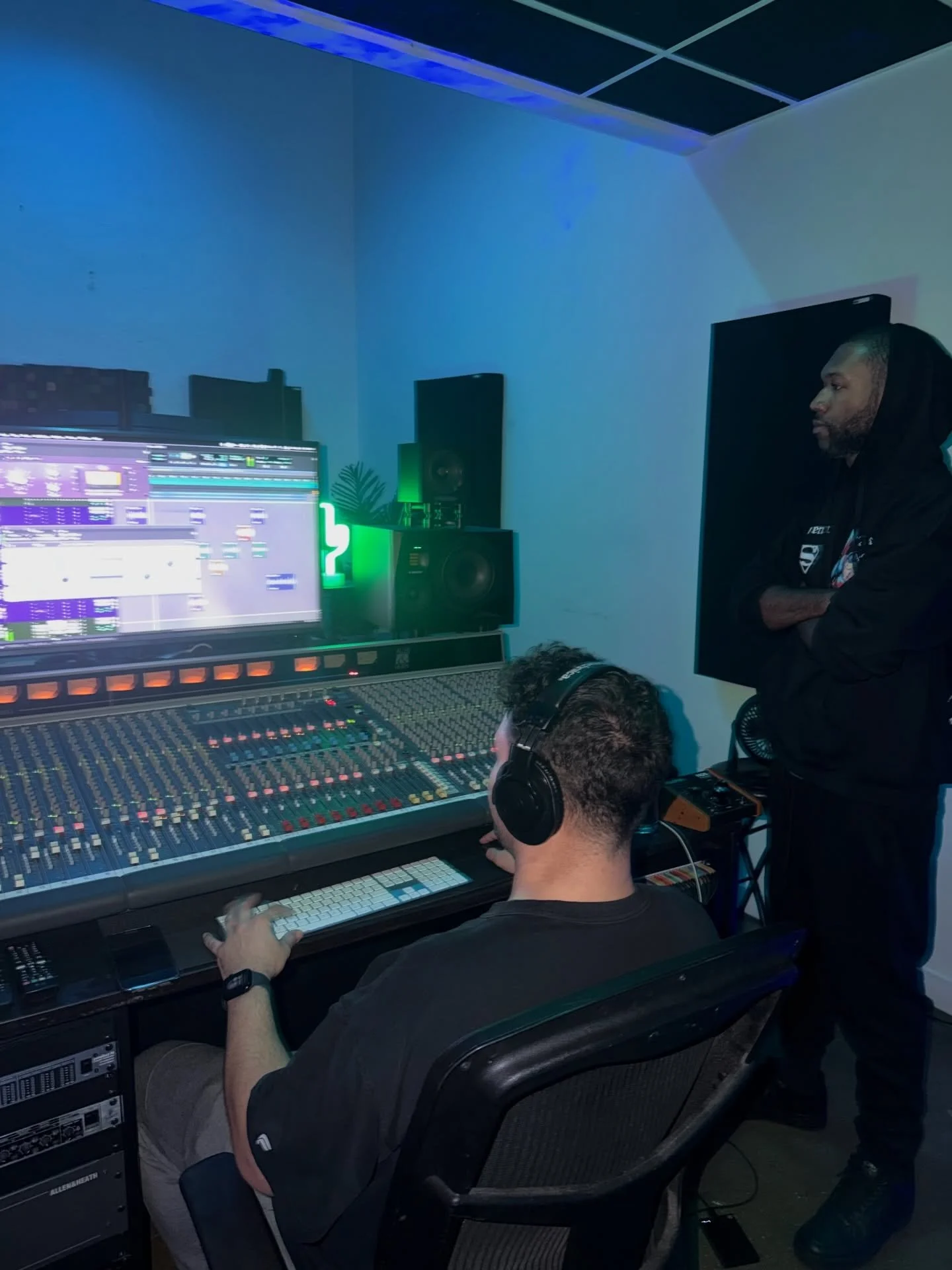 Congratulations to our Artist Showcase winner @jmac_dragon 🐉🔥

Thanks for taking a dive in the ocean 🤝🌊

Engineer: @f.tricomii 

#oceanwavstudios #austinmusic #atxstudio