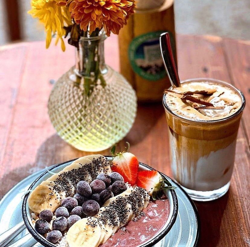 a breakfast worth waking up excited about 💭🌱🍓

Our caf&eacute; espuma and a&ccedil;ai bowl to keep you nourished for your weekend festivities 😉 

#tulumeats #tulumrestaurante #tulumbeach #tulumvibes #tulumvegan #tulumevents #tulumfestival