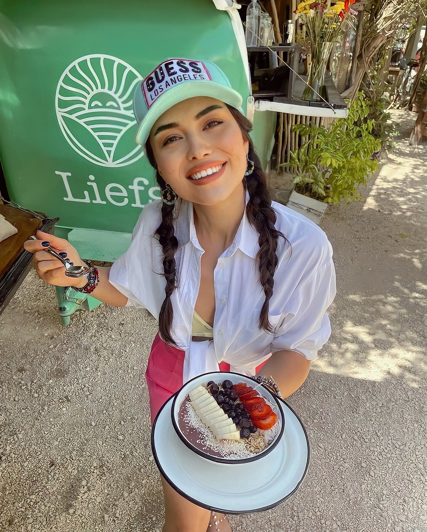 The key to her heart @eatatliefs a sustainable love story. 😉💚

Ladies love smoothie bowls, and Liefs is good for you, and our planet 🌎 

Which one would you choose &mdash; A&ccedil;ai or Tropical? 

📸 @fatmagumusboga 

#tulummexico #veganfoodlove