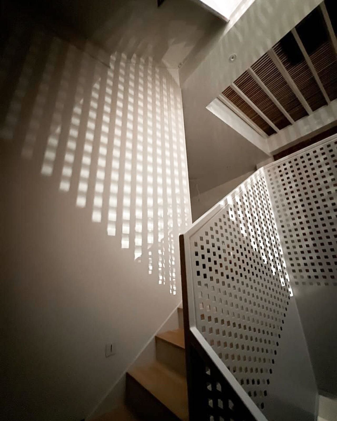 - LIGHT CATCHER HOUSE- (1/3)
Singapore,2022
. 
Light introduced from the sun scoops are reflected into the stairwell, casting intriguing shadows through the perforated railings, creating a warmer, more welcoming and definitely brighter journey up and