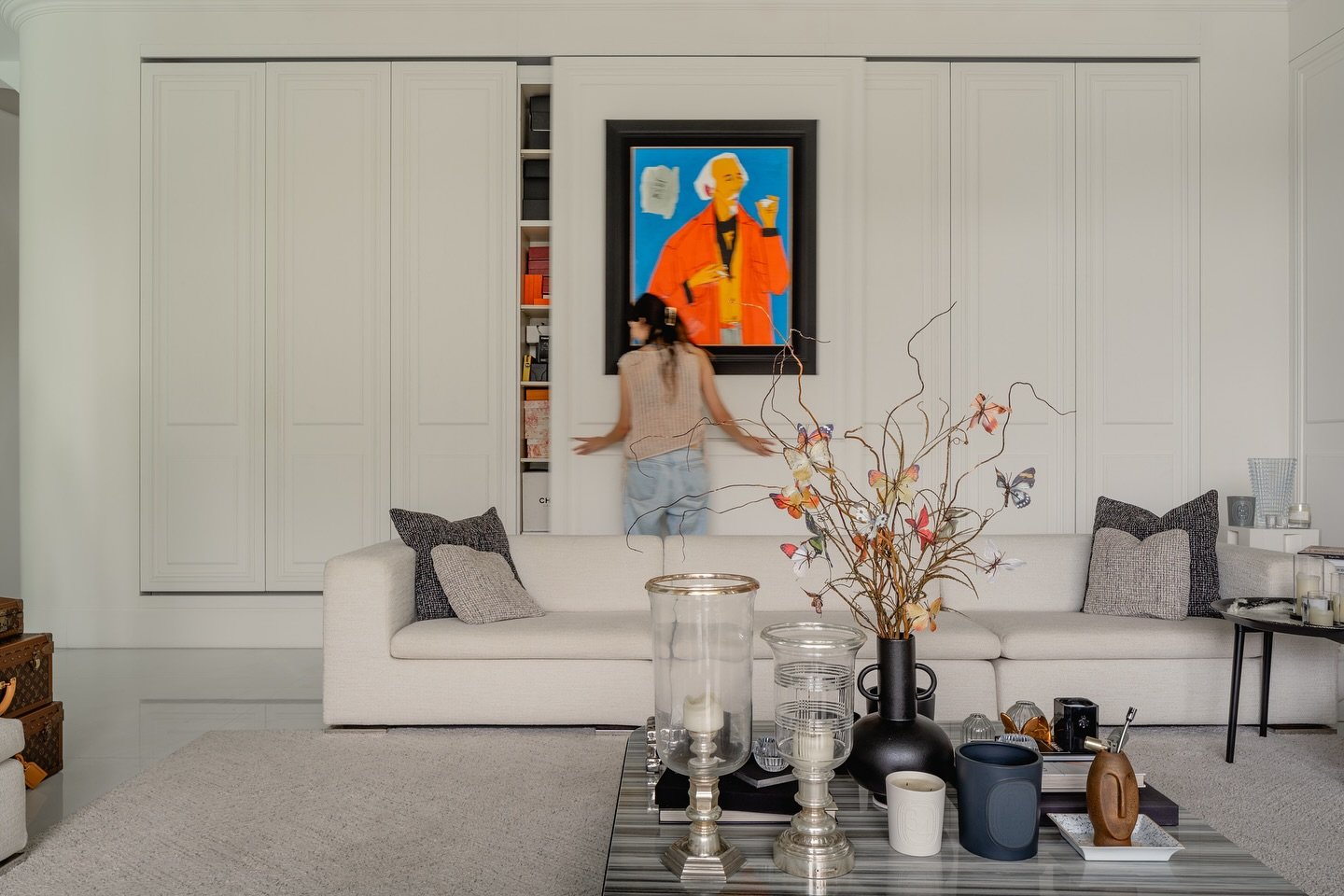 Throwback on a project completed in 2023. 
A seasonal corner in the living room allows for evolving displays, making the space adaptable throughout the year. Whether hosting guests or capturing everyday moments, every detail is designed with a design