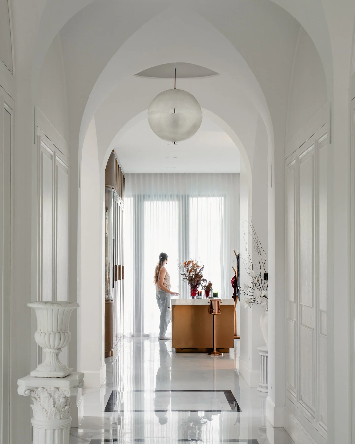 Throwback on a project completed in 2023.
From the entrance vaulted gallery, the home unfolds as a sequence of carefully composed space, each offering a distinct setting.
Click the link on our bio for the full story 
•
•
📷: @byjiwen 
&bull