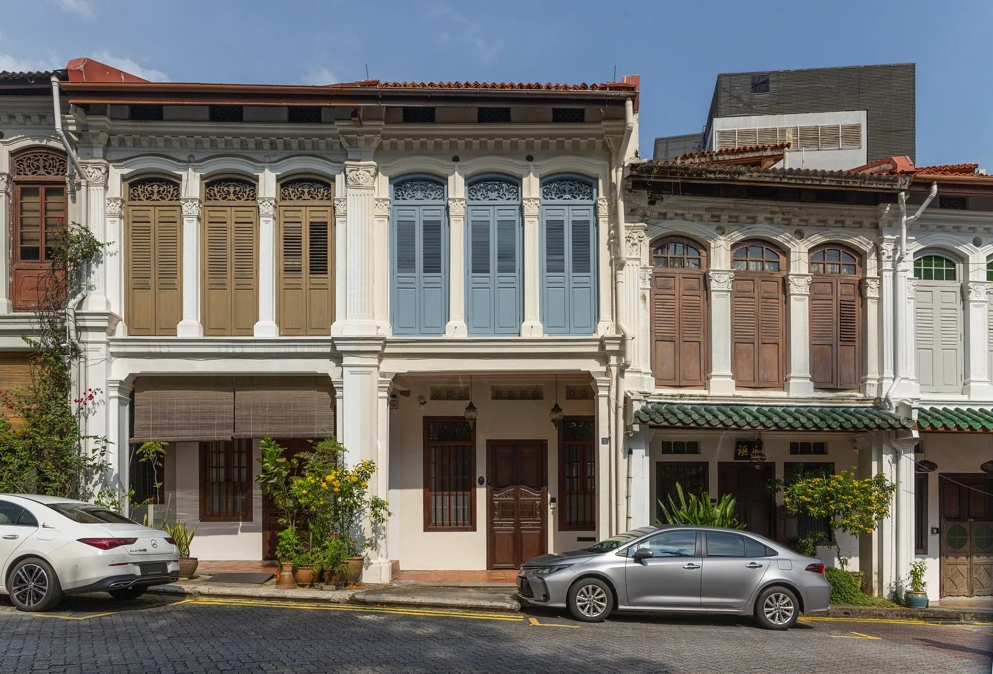 The smooth transition from the bustling modern streetscape along Orchard Road into a quiet sanctuary steeped in tradition and peppered with contemporary elements is exemplified in a few ways. We attempt to draw in the appearance of the outdoors by de