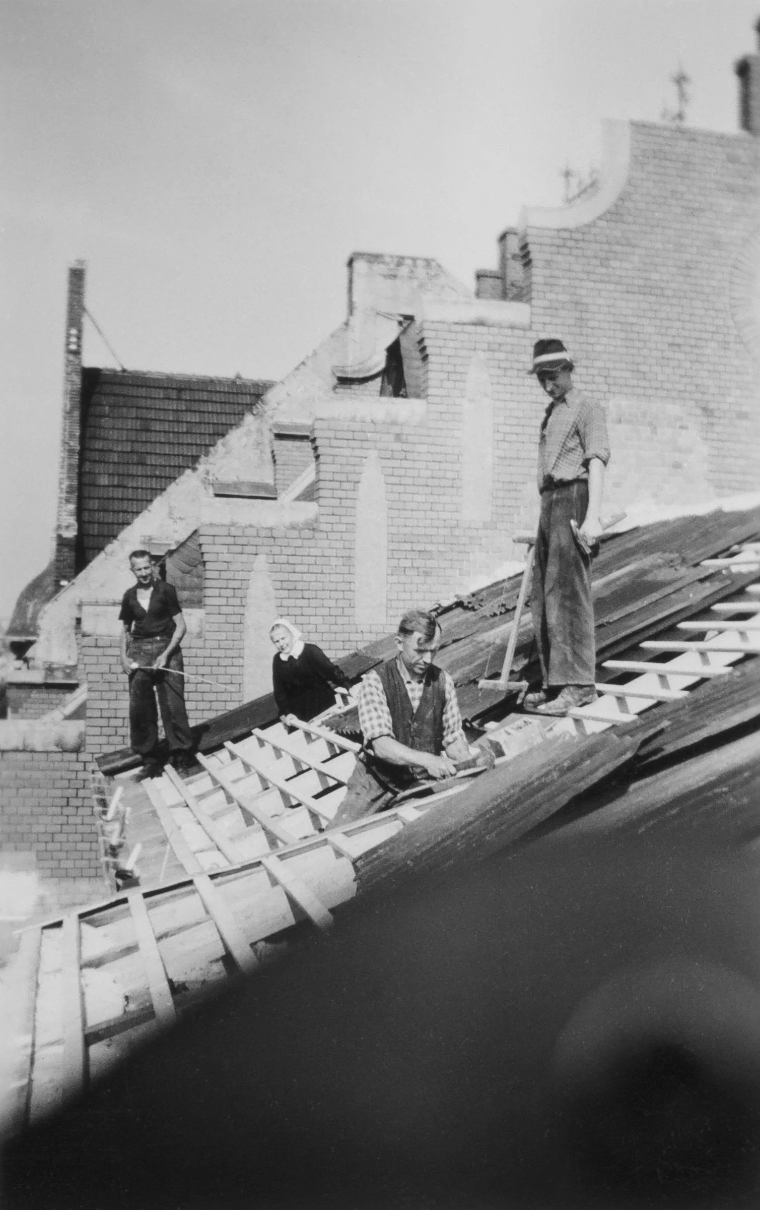 Wiederaufbau des im Krieg zerstörten Daches des Mutterhauses Müllerstraße 57. 1950-er Jahre.