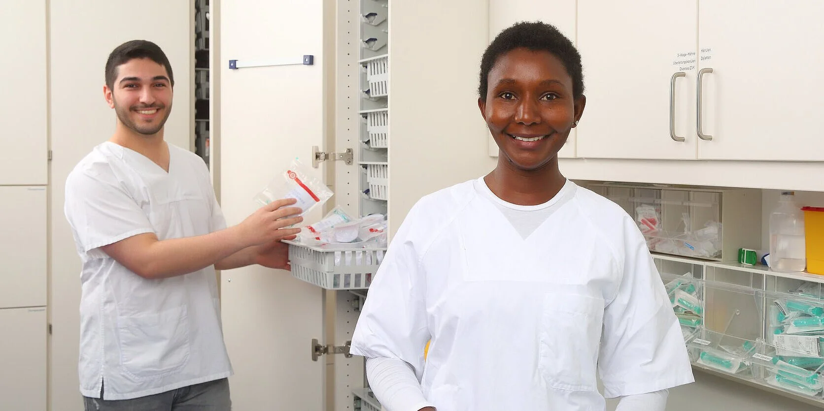 Eine Pflegeschülerin und ein Pflegeschüler befinden sich im Lernlabor der Krankenpflegeschule.