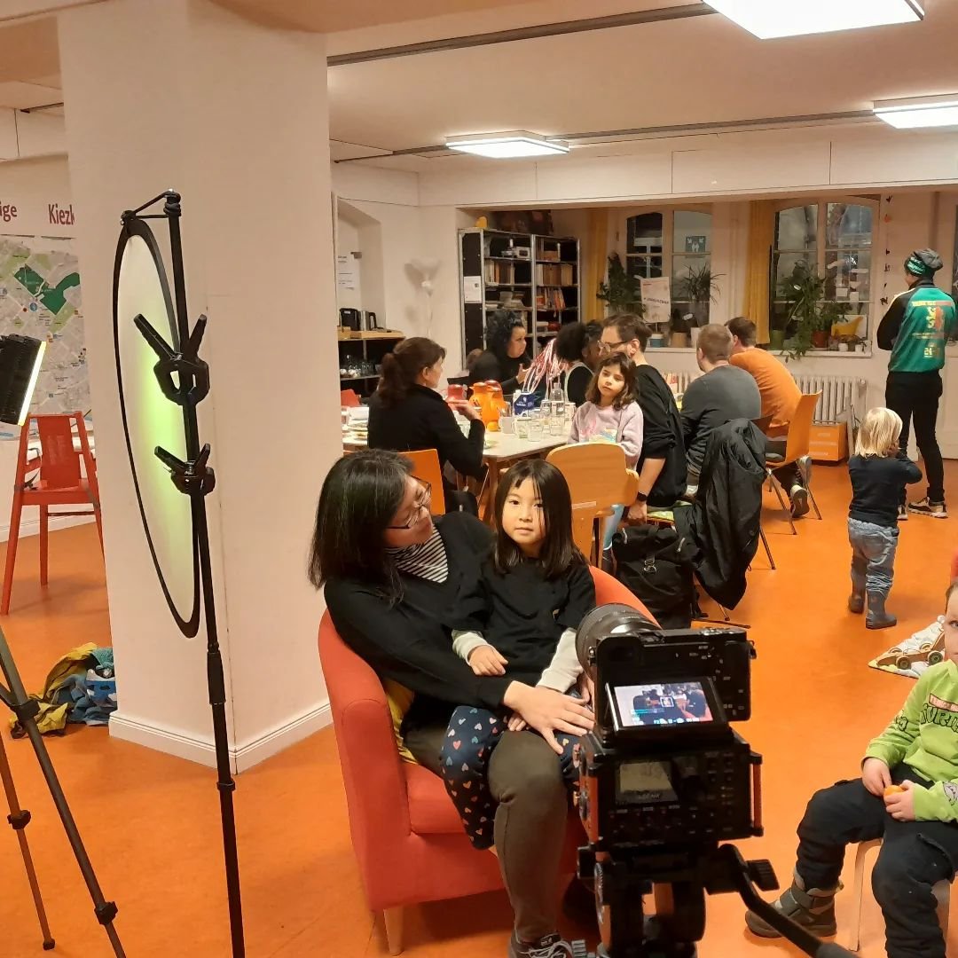 Adventst&uuml;rchen 2

Heute zeigen wir Euch einen kleinen Einblick aus dem Familienzentrum: Wir werden Teil einer Dokumentar-Serie &uuml;ber Familienzentren in Mitte und hatten heute Besuch vom Filmteam! Das offene Familiencaf&eacute; wurde filmisch