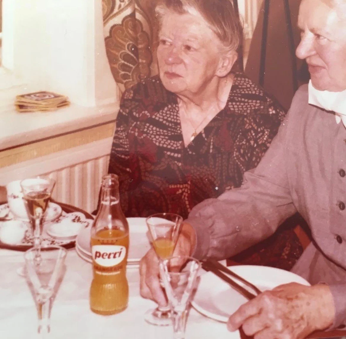 Im Bild zu sehen: Schwester Maria Bleick mit ihrer Schwester Liesbeth.