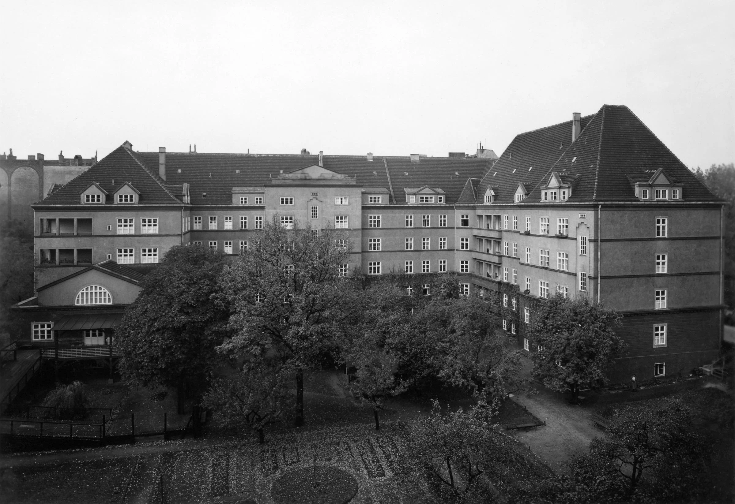 Im Feierabendhaus waren in den 1930-er bis in die 1940-er Jahre auch das Haushaltspflegerinnen-Seminar und die Haushaltungsschule untergebracht (im Dachgeschoss rechts. Die linke Hälfte des Gebäudes wurde als Krankenhaus genutzt, nach dem Krieg auch 