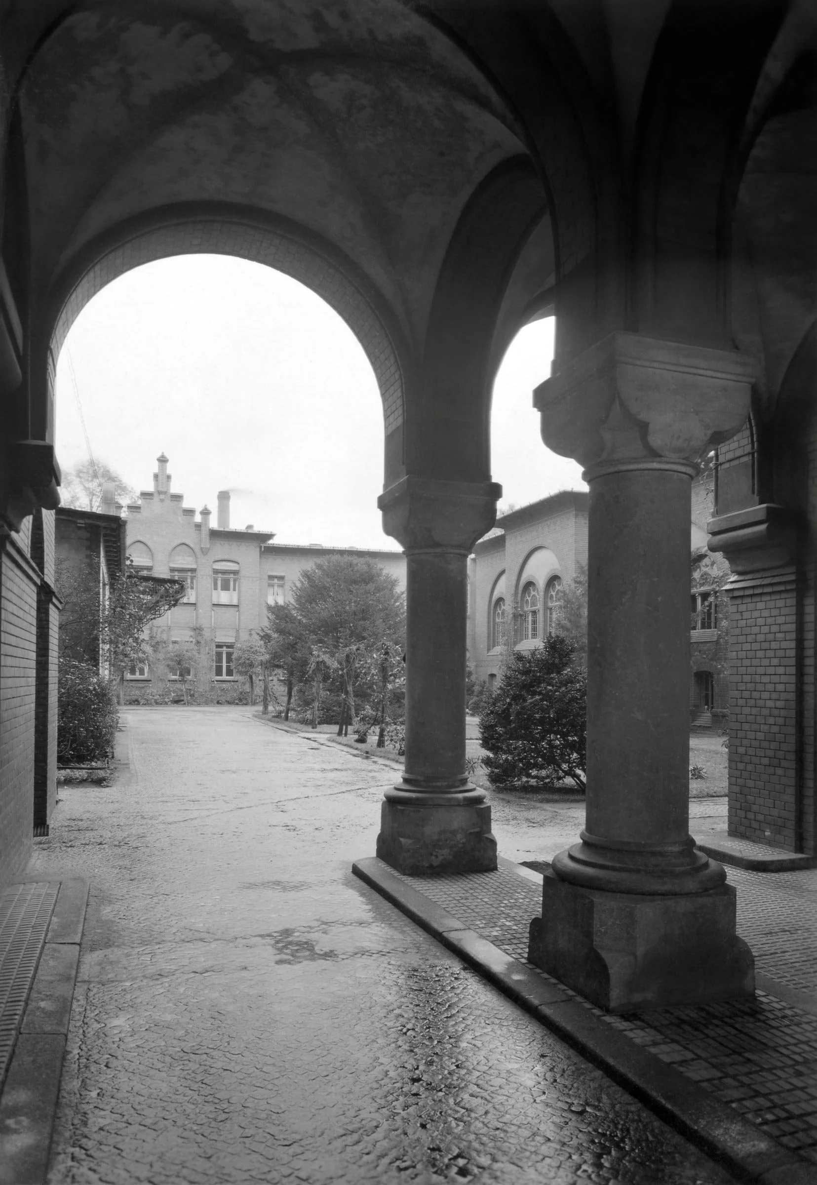 Blick durch den Eingang Müllerstraße 57 auf das Krankenhaus. Links Ambulanz und Erste Hilfe, rechts, zwischen den Säulen, der große Festsaal. Aufnahme 1930-er Jahre.