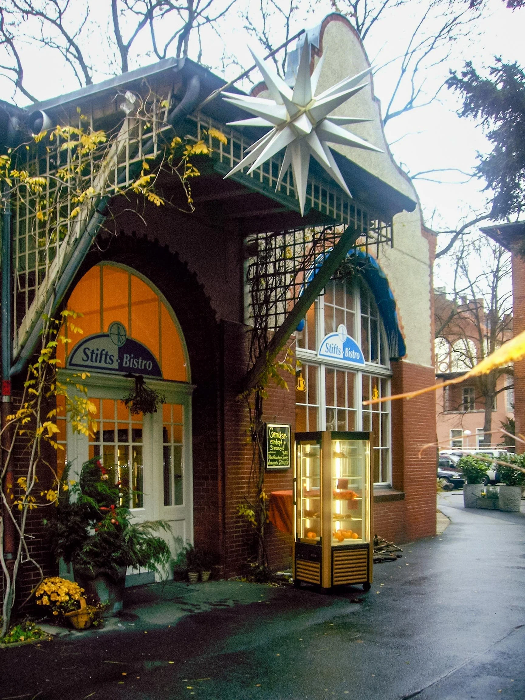 Das Stiftsbistro, 2008. Das Gebäude hat eine wechselhafte Geschichte: Zunächst Rettungswache und Poliklinik, später genutzt als Krankenpflegeschule, Stiftsbistro, Diakoniestation und Optikerladen. 2015 eröffnete hier die Kindertagesstätte Paul Gerhar
