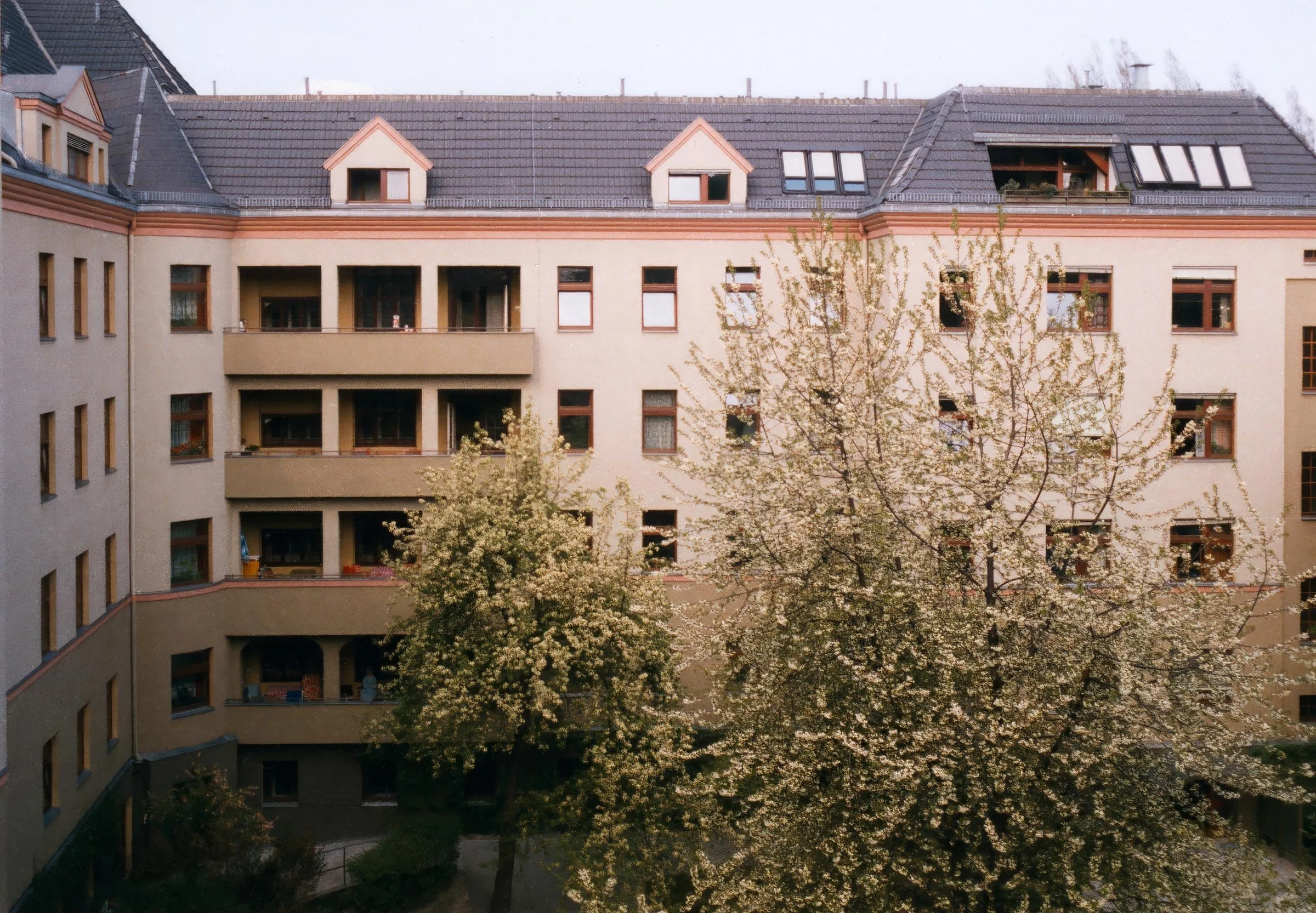 Das ehemalige Feierabendheim wurde 1988 zum „Paul-Gerhardt-Heim“, einem Haus für Übersiedler-, Aussiedler- und Flüchtlingsfamilien. Im Dachgeschoss war eine Jugendherberge untergebracht, rechts, mit Balkon, die Direktorenwohnung (zuvor im Mutterhau
