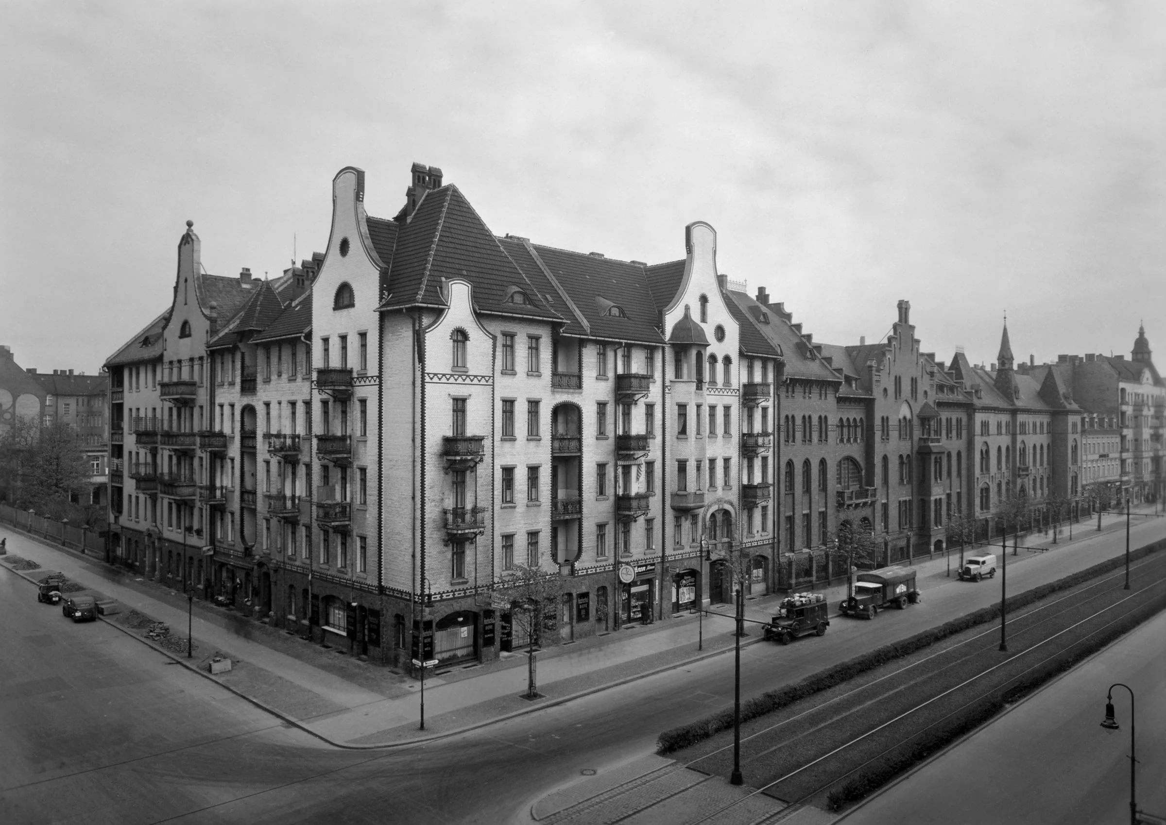 Das Paul Gerhardt Stift in den 1920-er Jahren: Ganz links ist das Behindertenheim zu erkennen, es folgen die Häuser Barfusstraße 2 und 1 (heute 4 und 2), das Eckhaus Müllerstraße 58 und die Front des Mutterhauses Müllerstraße 57 und 56 mit dem Gieb