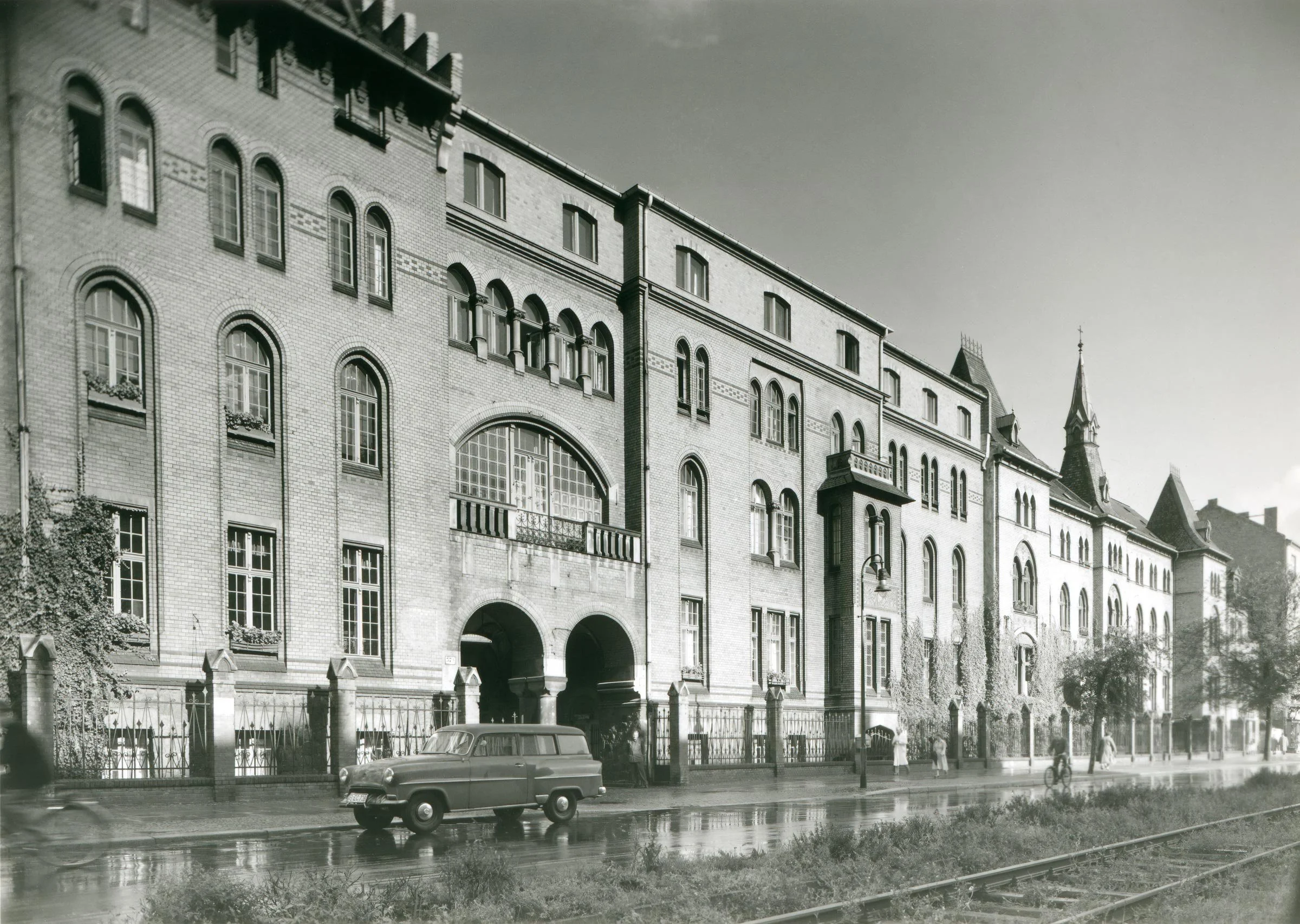 Das Paul Gerhardt Stift Anfang der 1960-er Jahre. Im Vergleich zur ursprünglichen Fassadengestaltung fehlen nun der im Zweiten Weltkrieg zerstörte Staffelgiebel und das abgebrannte Dachgeschoss. Ersetzt wurde es durch ein auf das Gebäude aufgesetzte