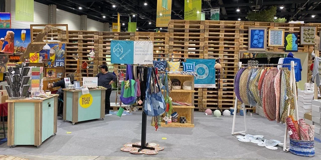 2023 präsentierten wir mit Re-Use Berlin auf der Grünen Woche unsere nachhaltigen Produkte und boten Workshops an. Die Besucher*innen hatten die Gelegenheit, kreative Upcycling-Ideen kennenzulernen und selbst auszuprobieren.