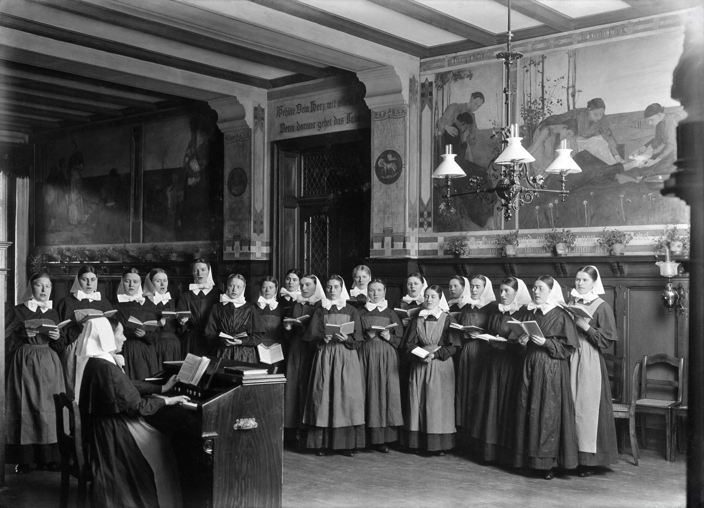 Schwestern singen im heutigen Hedwig-Weiß-Saal. 1910
