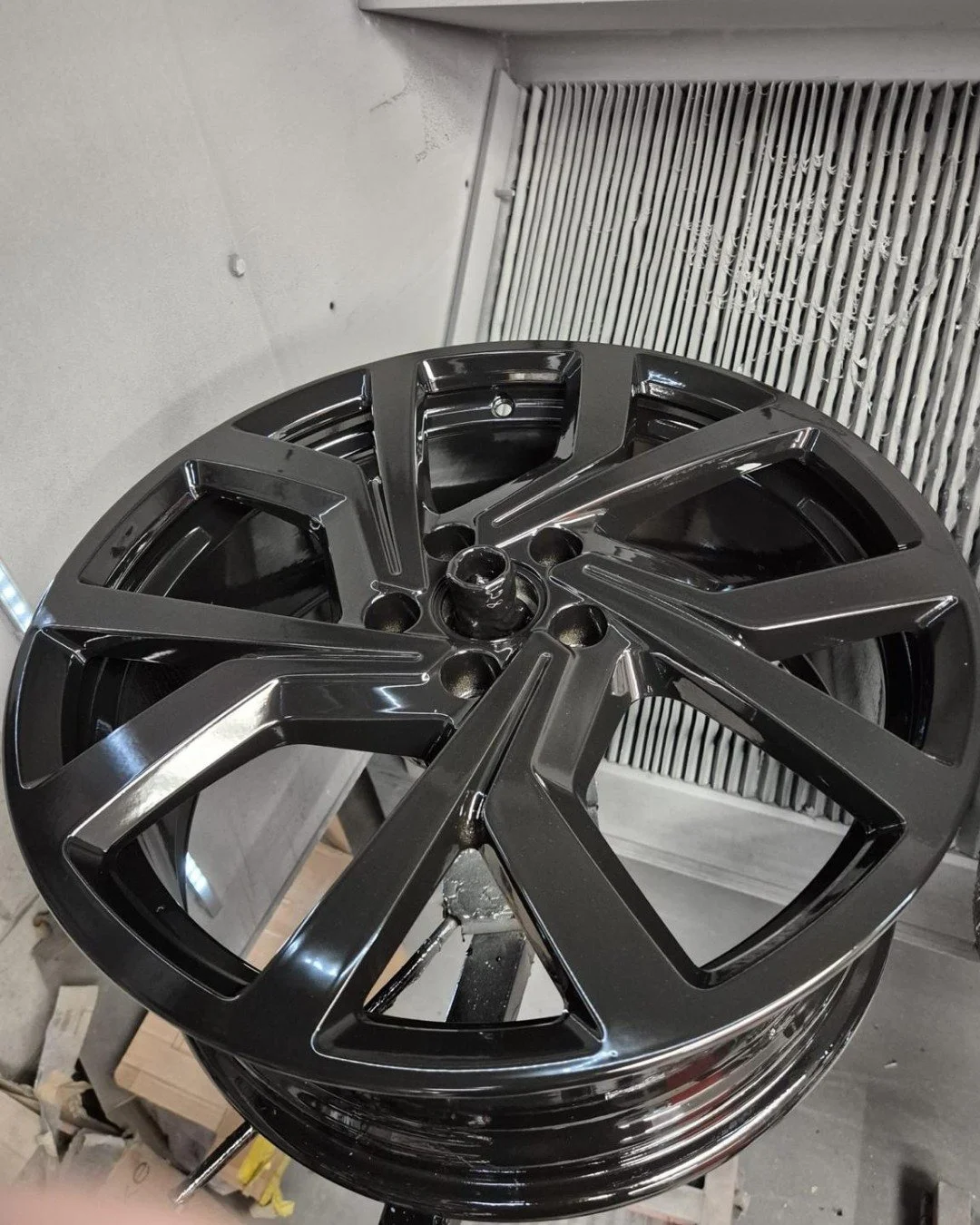 ✨ Gloss black perfection!
This freshly refurbished alloy has been powder coated for a flawless, durable finish that turns heads on the road.

Whether you're after a bold upgrade or a factory-fresh restoration, we&rsquo;ve got you covered.

📍 Bedford