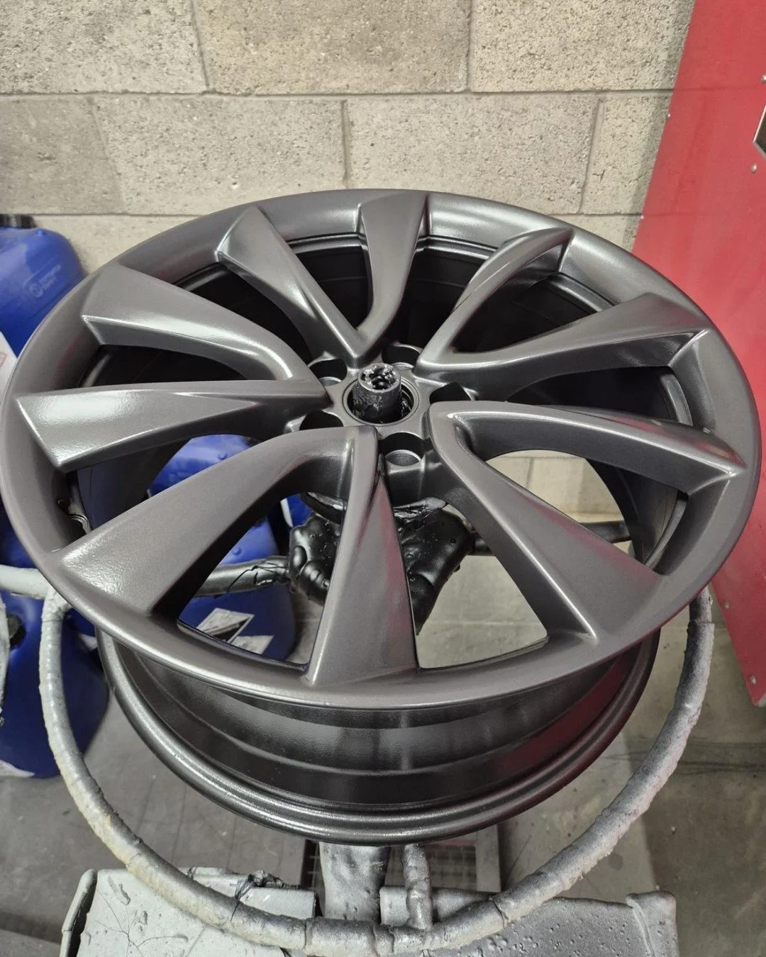 Fresh from the booth and looking brand new! 🔥

This alloy just had a full refurb at Bedford Alloy and Bodyworks &mdash; back to factory-fresh condition with a flawless finish.

✅ Kerb damage gone
✅ Scratches removed
✅ Gloss, sparkle, and shine resto