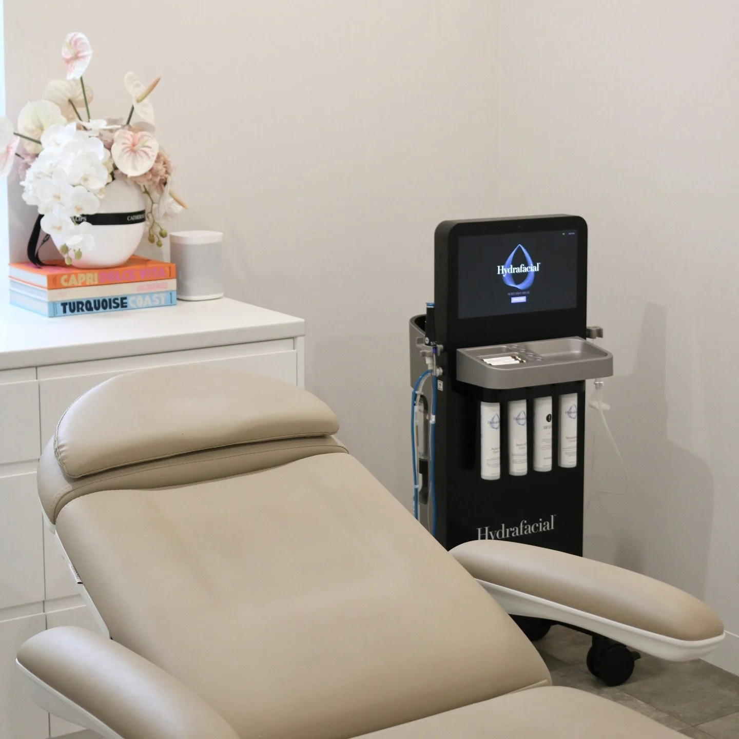 PSA: anything you buy for yourself this week is no longer a purchase&hellip; it&rsquo;s a Mother&rsquo;s Day gift 💐✨

And honestly? You&rsquo;ve earned it 🤍

#theluxenurse #skinclinic #brightonlesands #mothersday #hydrafacial