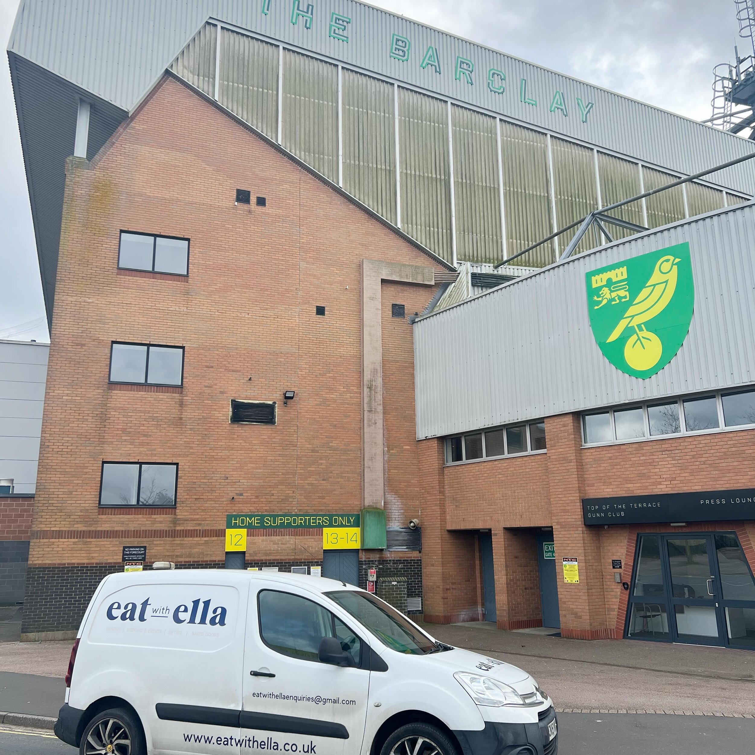 Today we delivered over TWO HUNDRED traybake slices to @norwichcitycsf @norwichcityfc 🤯🤯🤯 

A proud moment for this Norfolk gal 🫶 

#eatwithella #norwichfood #supportlocal #shoplocal #norfolk