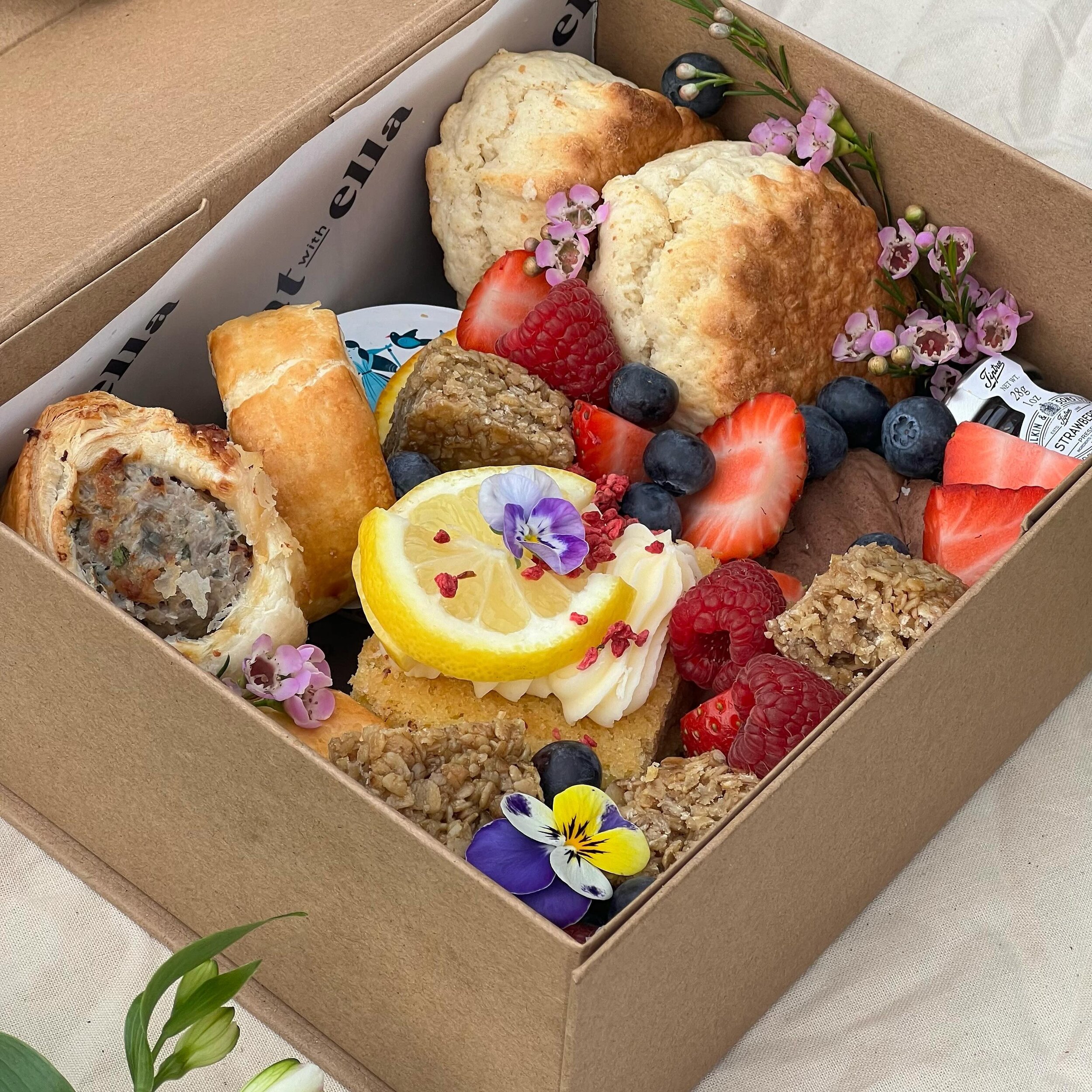 MOTHERS DAY ORDERS ARE OPEN!🌸 We&rsquo;ve got everything you need to say thank you to the lovely ladies in your life💪🏻

Starting with this Sweet Afternoon Tea Box, containing; Lemon drizzle sponge, brownie slices, flapjack bites, all butter scones