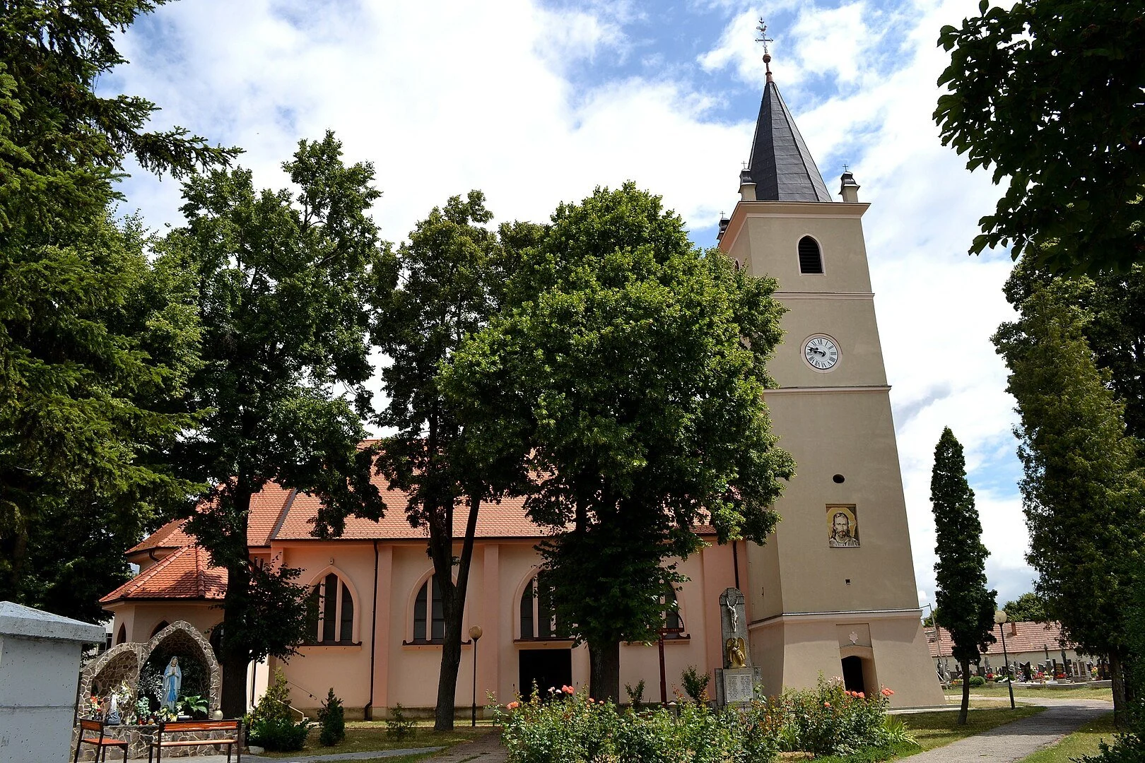 1620px-Chorvátsky_Grob_kostol_10.jpg