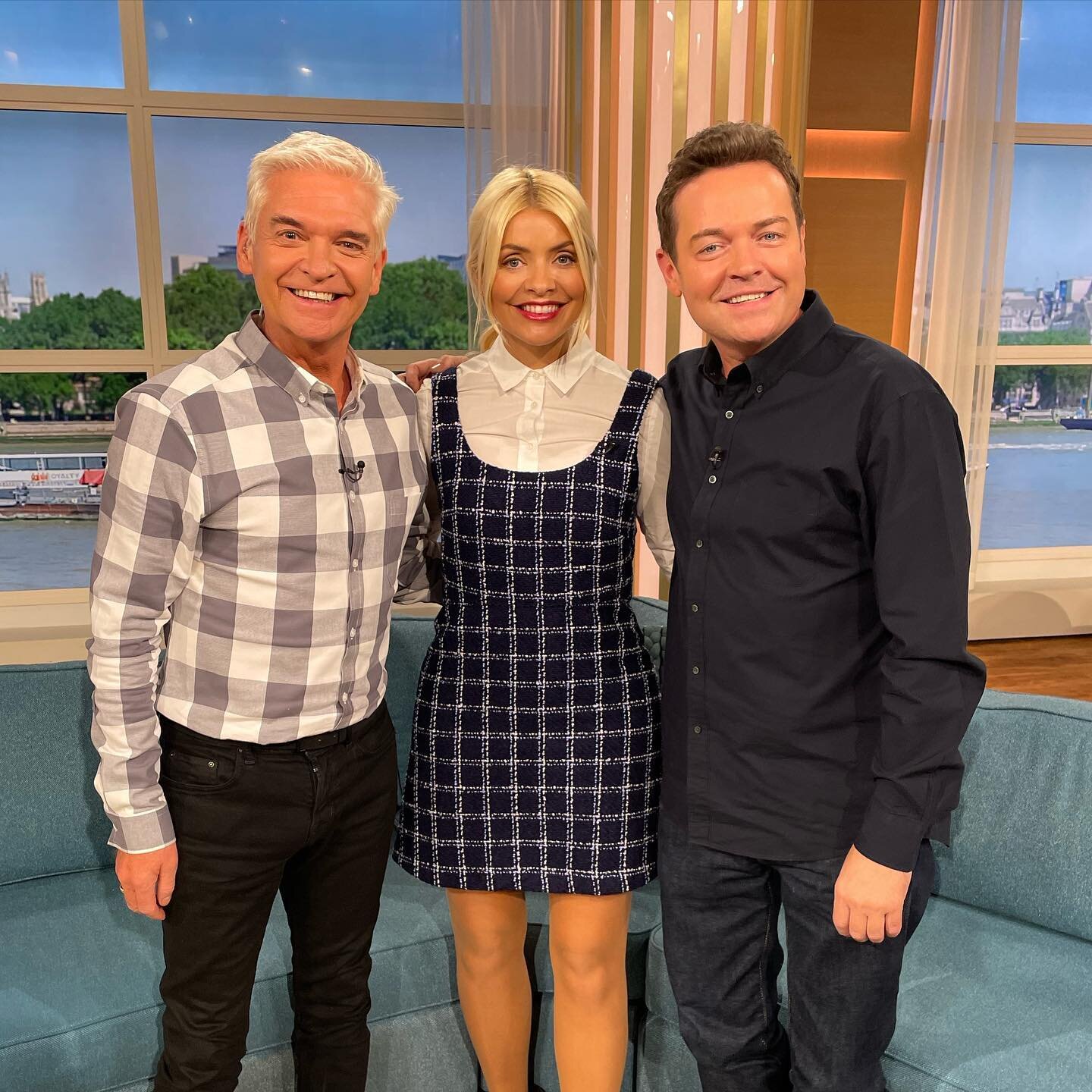 Stephen joined @hollywilloughby and Phil Schofield on todays @thismorning talking all about Max Magic 🎩🪄📚

Available now! 📚🐰

#stephenmulhern #magic #magictricks #magicshow #hollywilloughby #philipschofield #thismorning #books #book #reading #ch