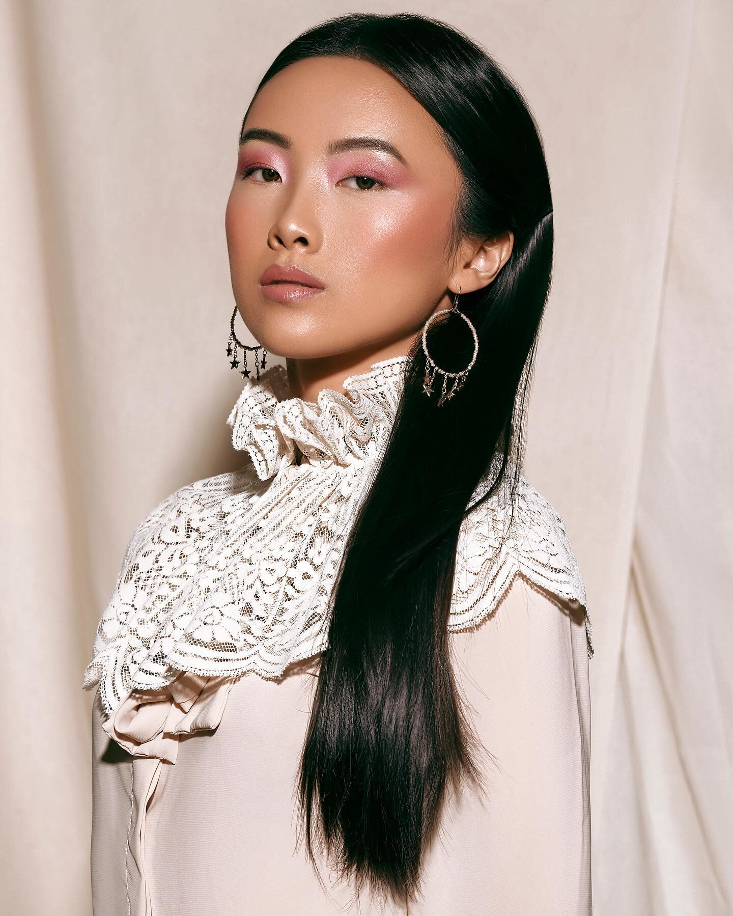 All eyes on her. ✨ 

#stylingbylunaavila

Fashion Stylist: @avilaluna_
Photography: @kristenweaverstudio 
MUA: @lauren_dove 
Model: @jamieloofficial 
Agency: @modernmusemodels 

Top: @varvint_vintage 
Earrings: @whitelyondesigns
Found at @thelovelyco
