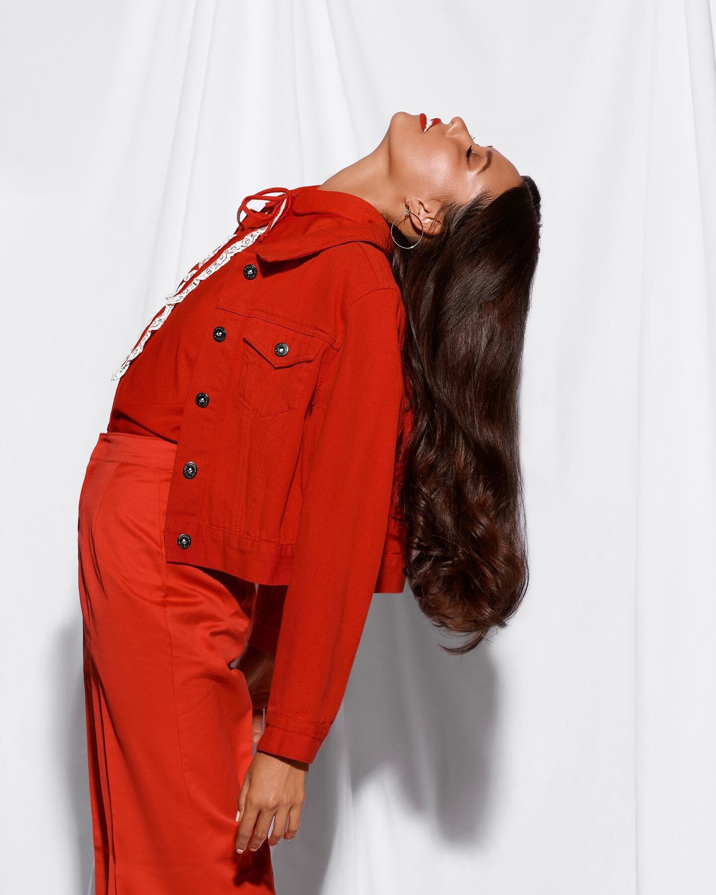 Everyone got Dolly Parton vibes from this outfit, would you agree? ❤️

#stylingbylunaavila

Fashion styling: @avilaluna_ 
Photographer: @kristenweaverstudio
MUA: @bronzeglowbeauty 
Model: @madamepaulyb 
Retoucher: @rivera.retouch 
Red Denim Jacket: @
