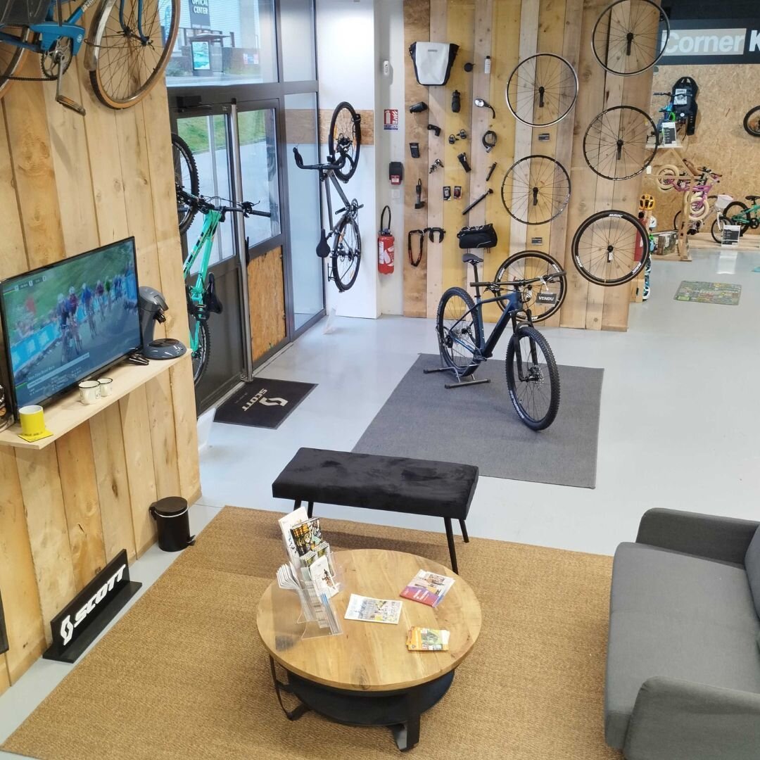 D&eacute;couvrez notre nouvel espace &agrave; l'entr&eacute;e du magasin ! 🚵&zwj;♂️ 

Venez &eacute;changer avec notre &eacute;quipe sur votre prochain projet v&eacute;lo autour d'un caf&eacute; ou d'une retransmission des Strade Bianche ! 😉
.
