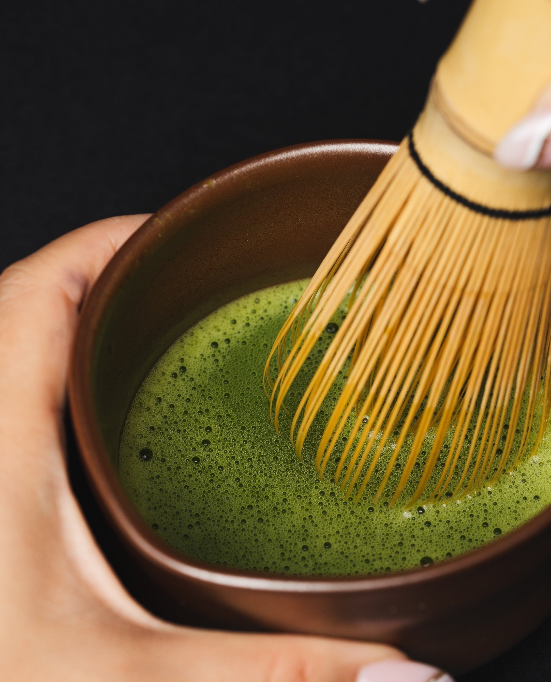 mo cha whisking